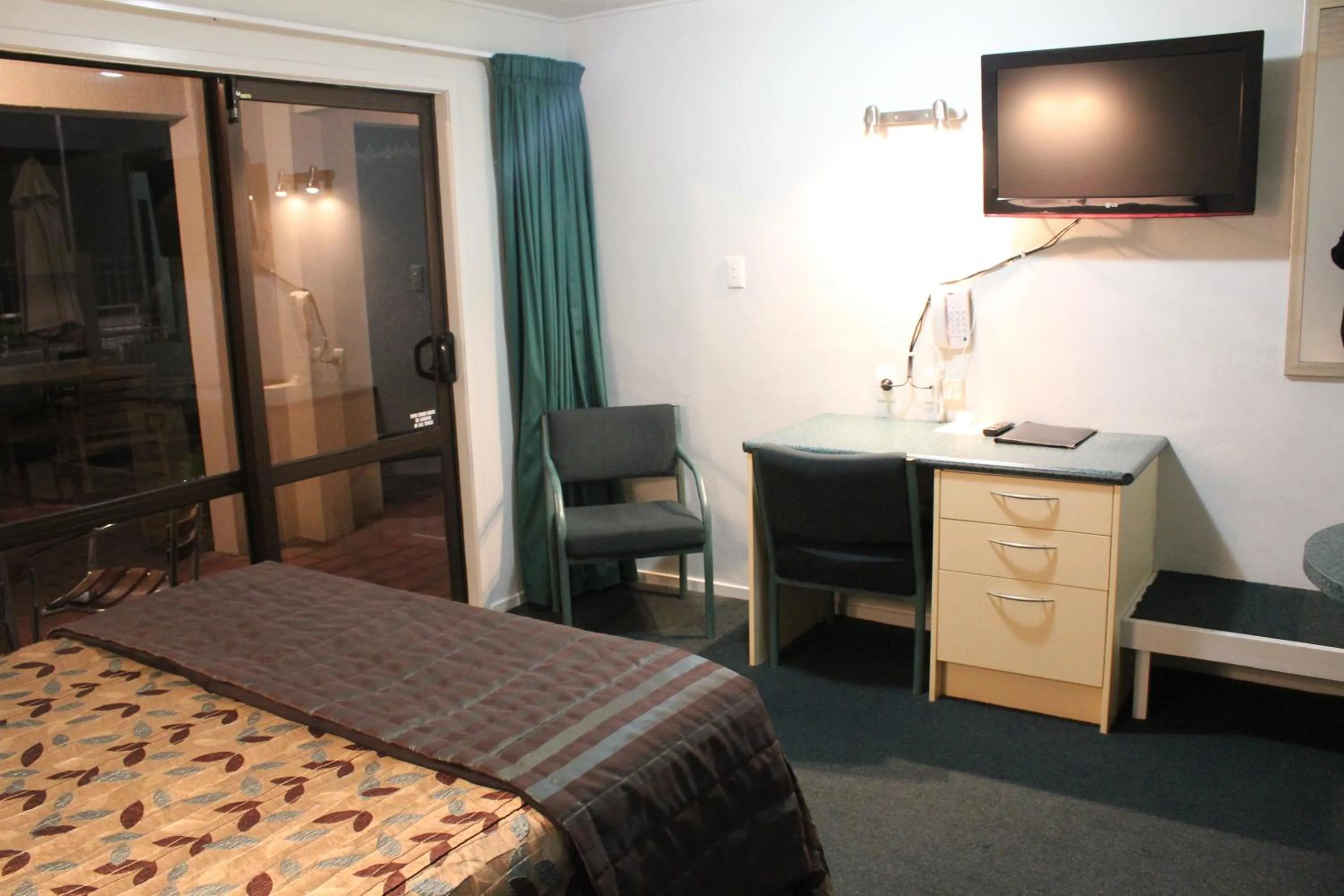 Bed in Edgewater Motor Lodge