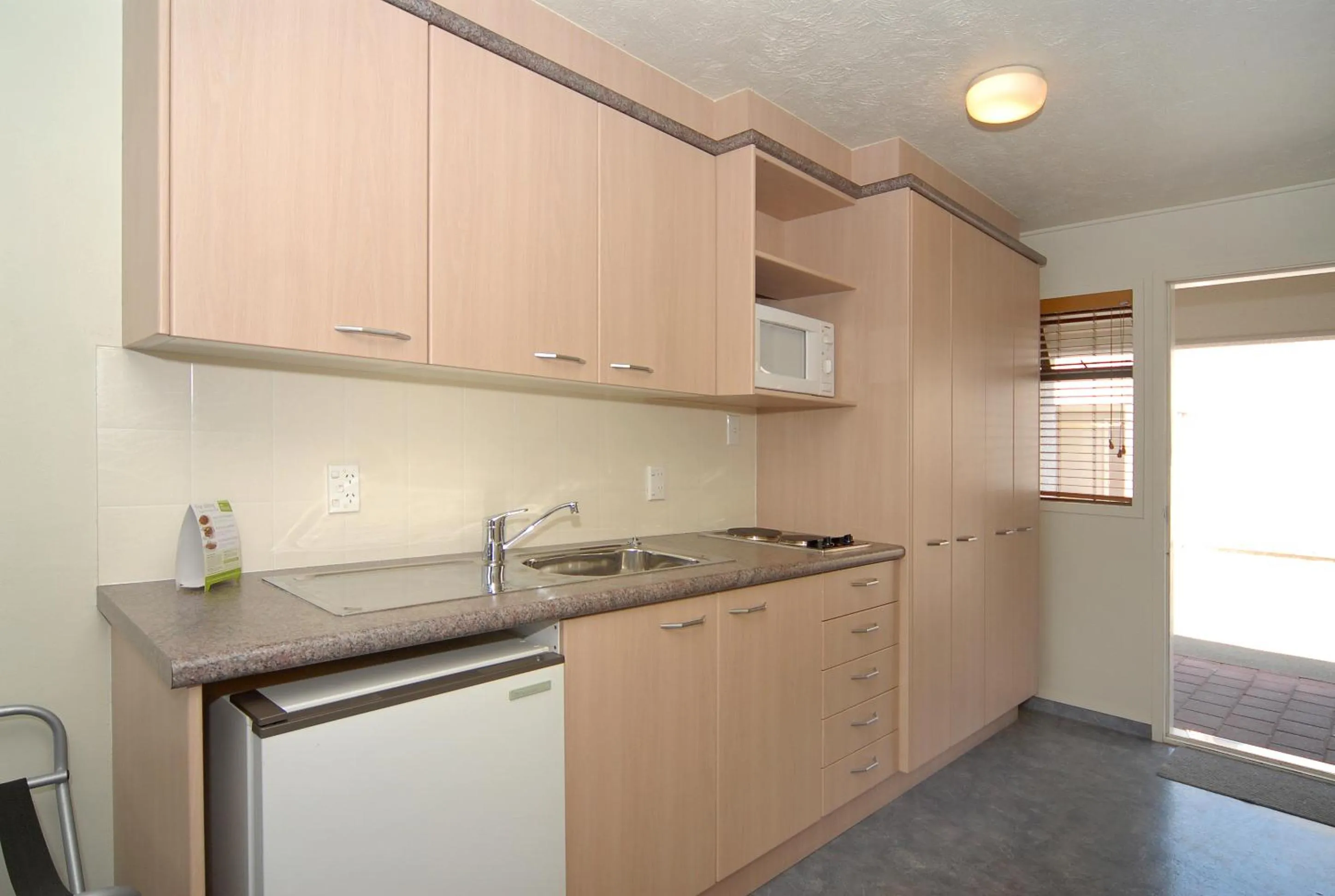 Coffee/tea facilities in Edgewater Motor Lodge