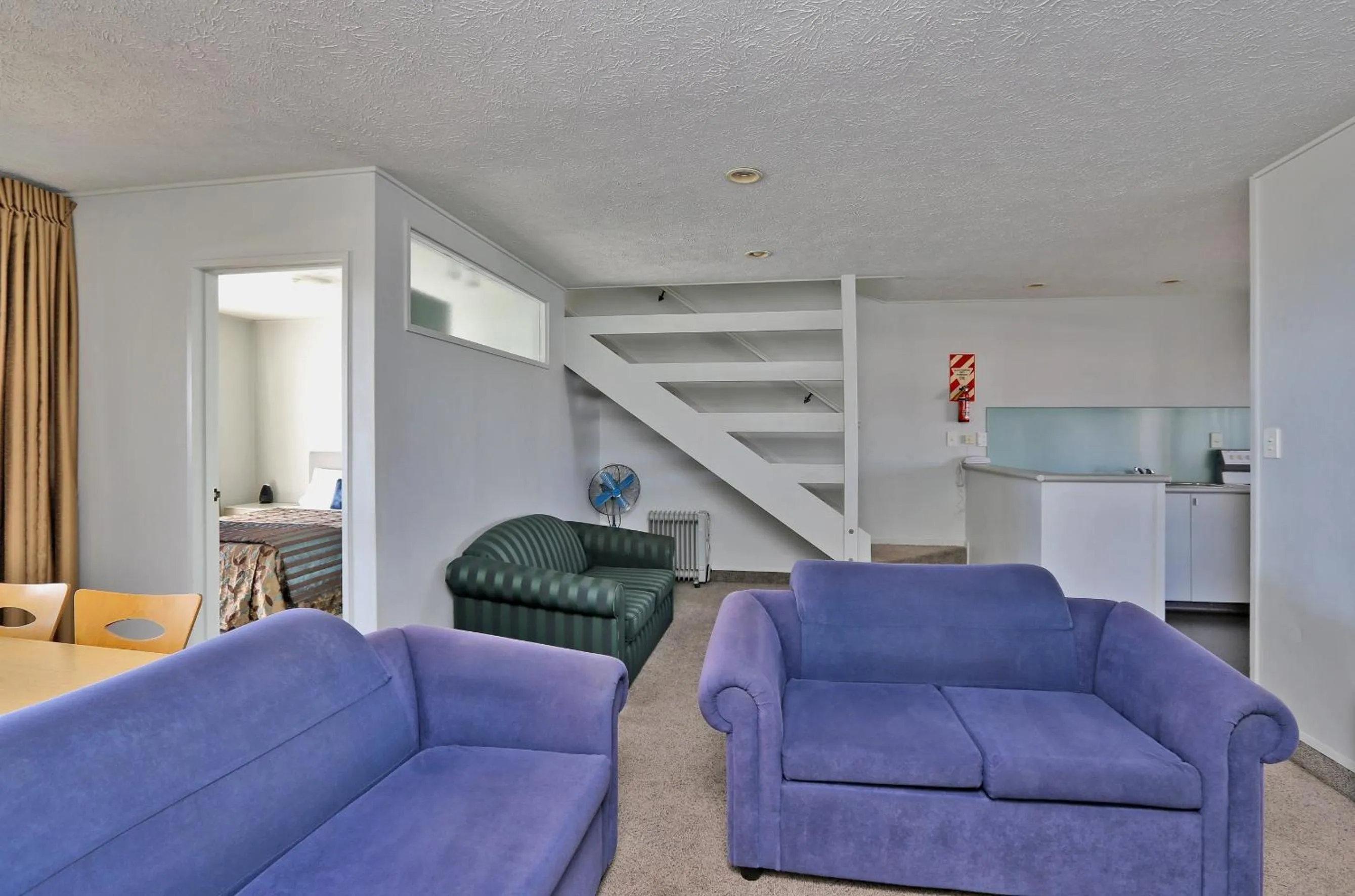 Seating area in Edgewater Motor Lodge