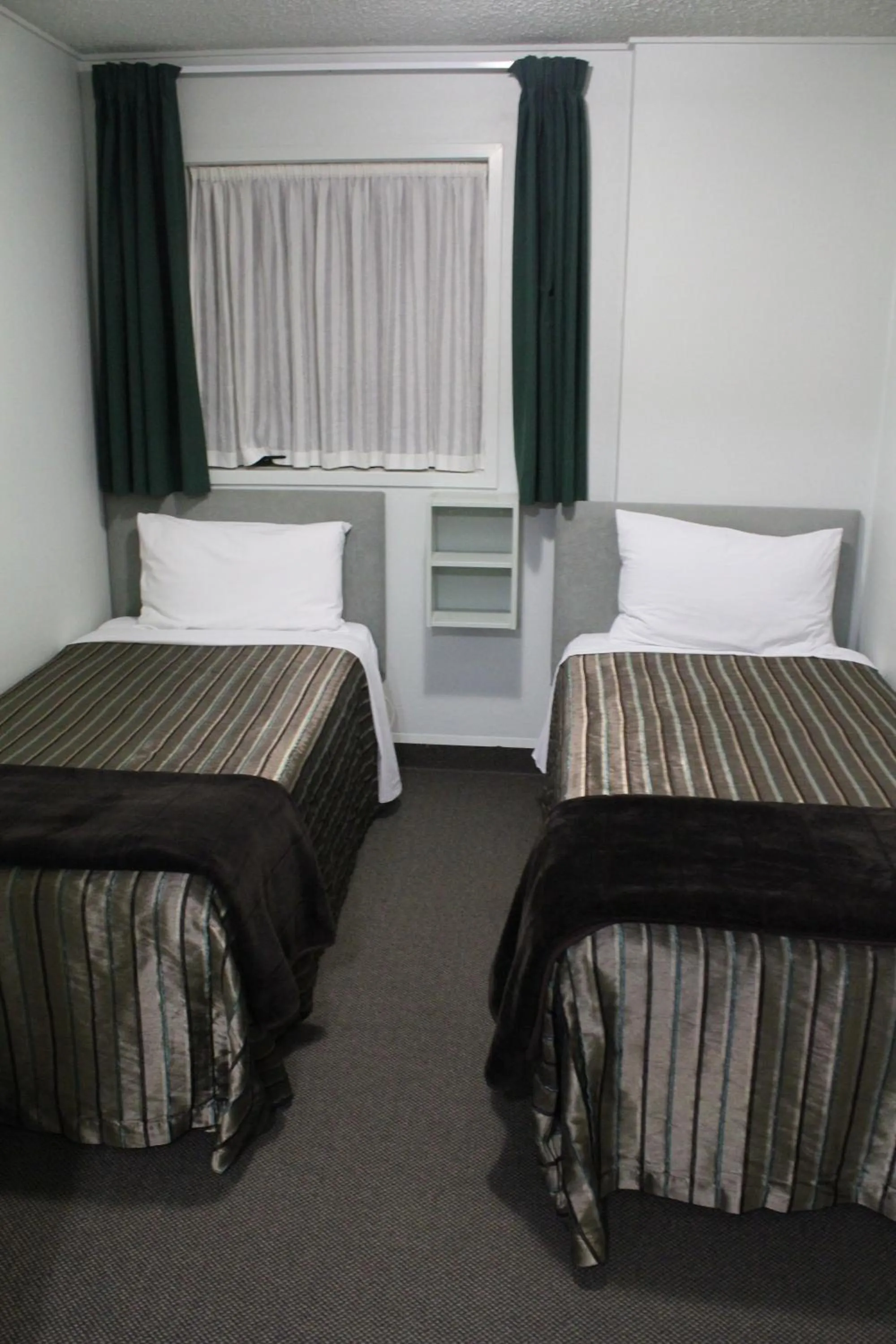 Bedroom, Bed in Edgewater Motor Lodge