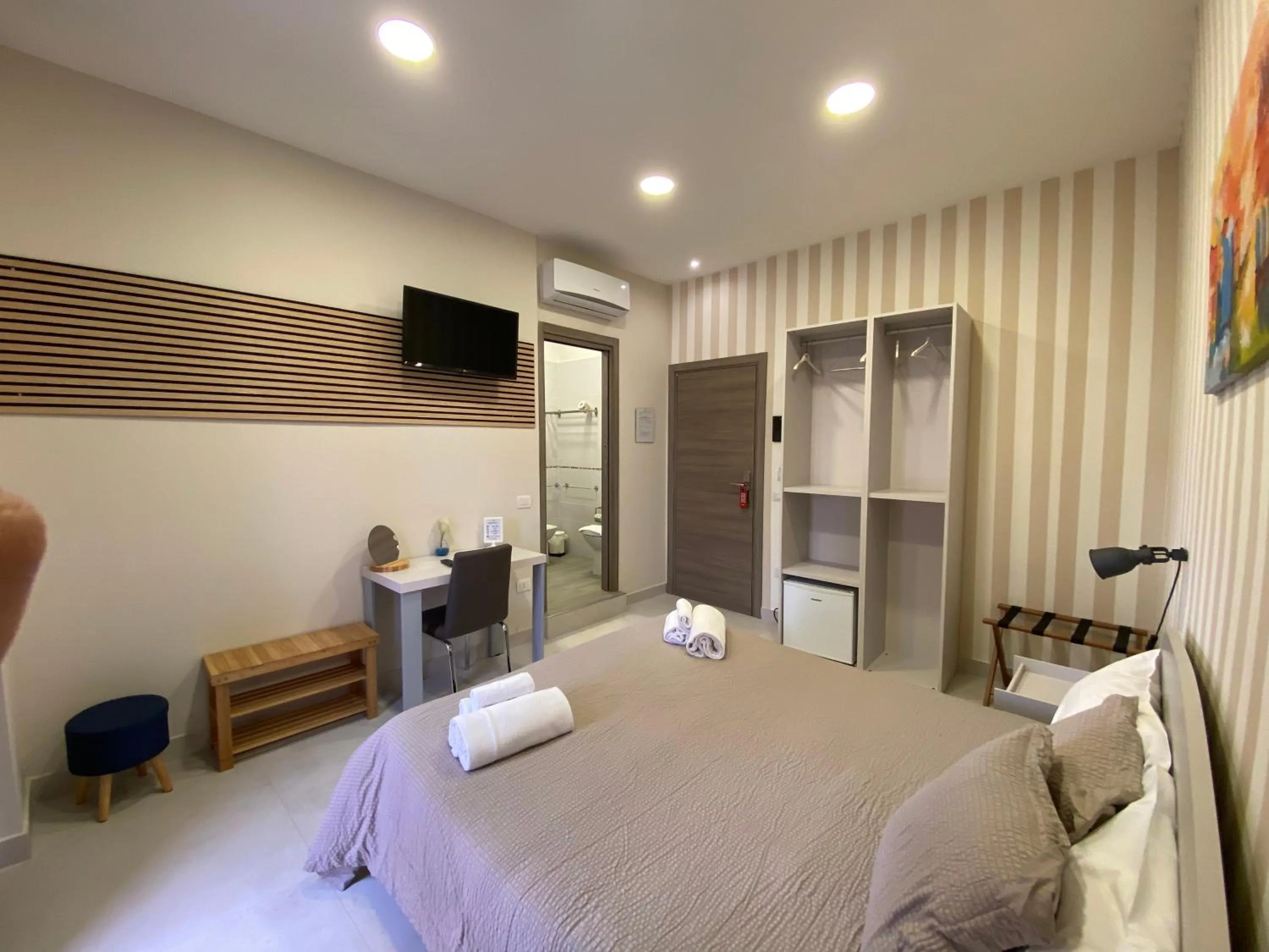 Bed in 2Naples Rooms