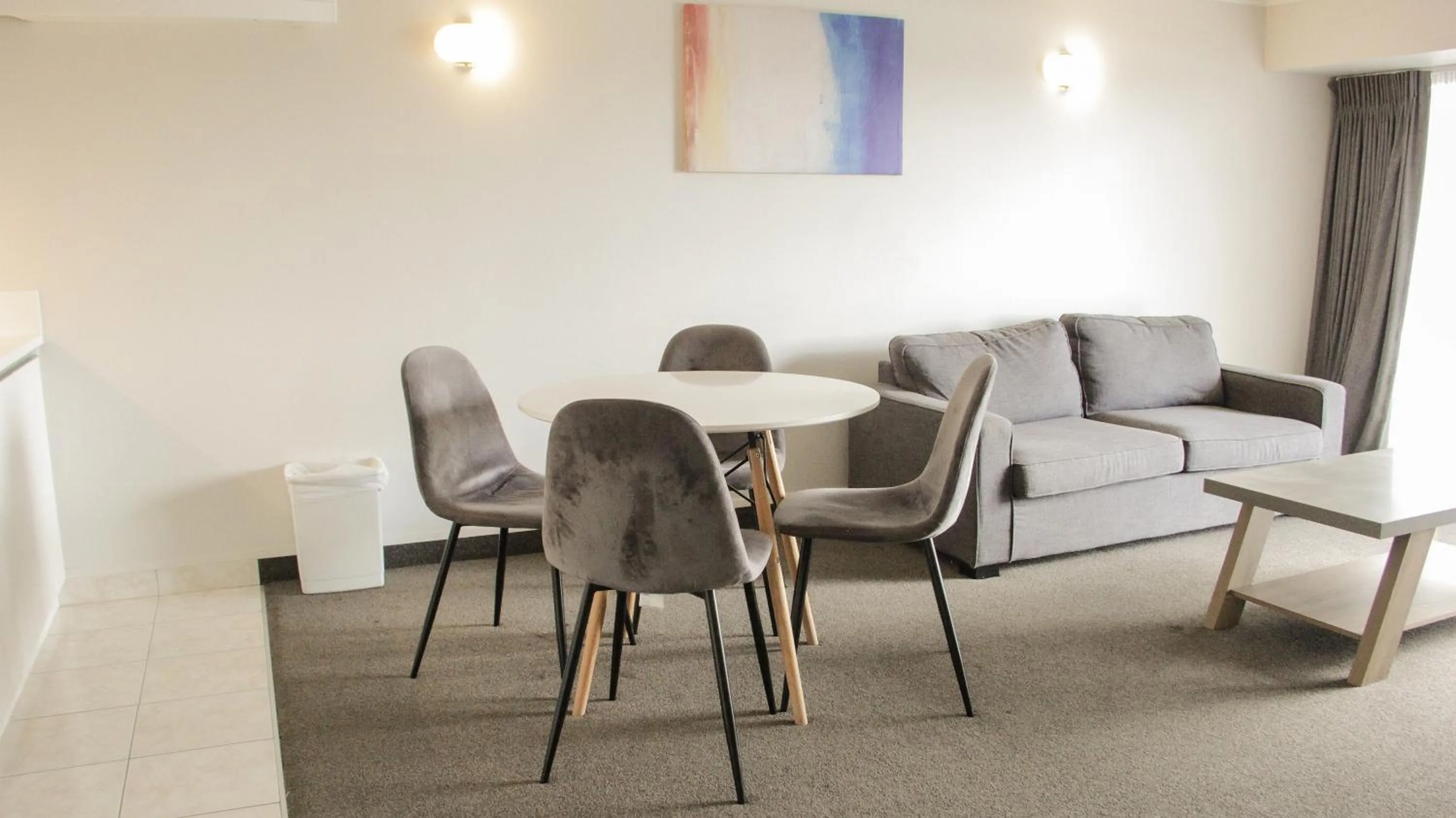 Living room in Anchorage Motor Lodge