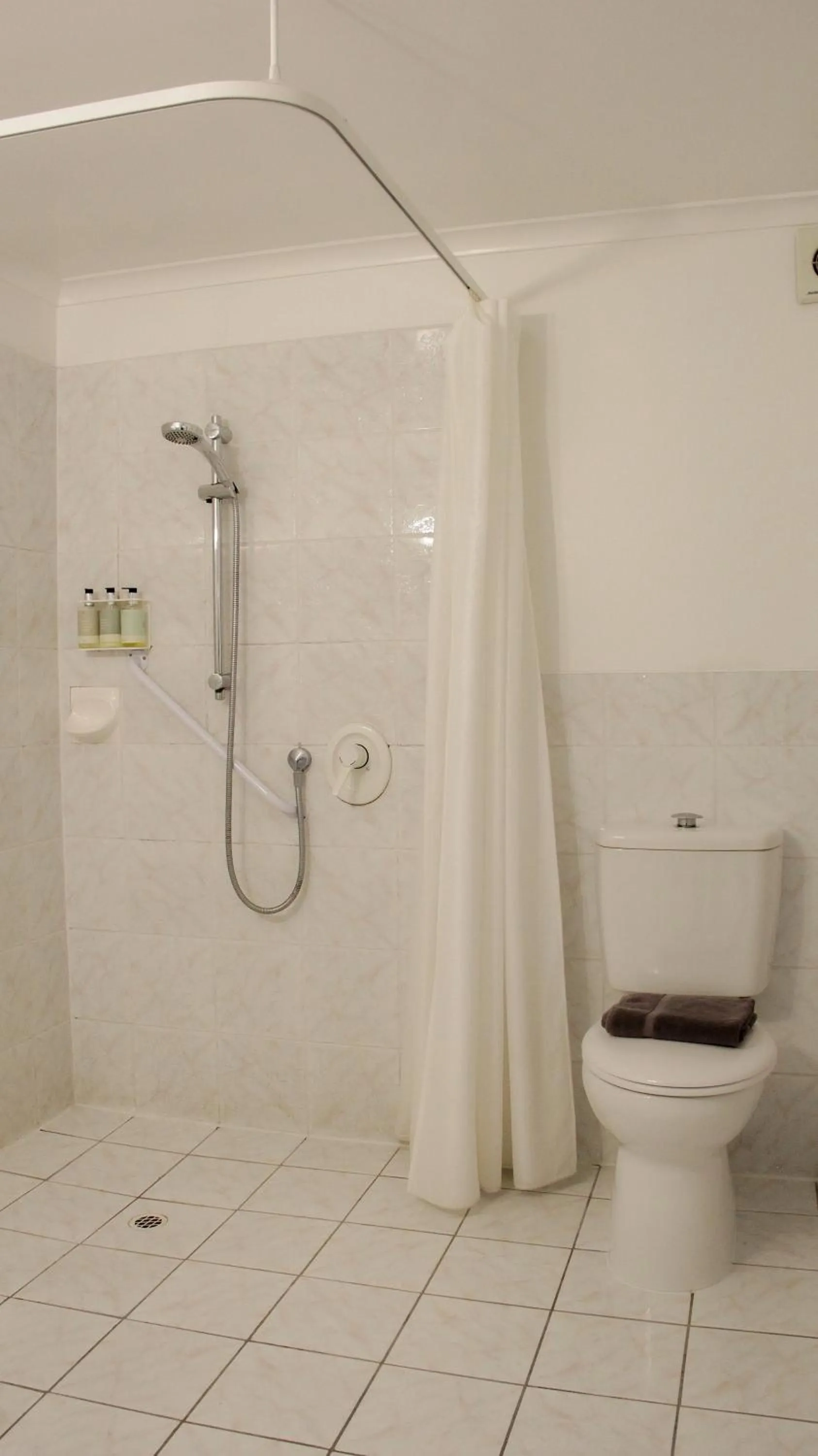 Bathroom in Anchorage Motor Lodge