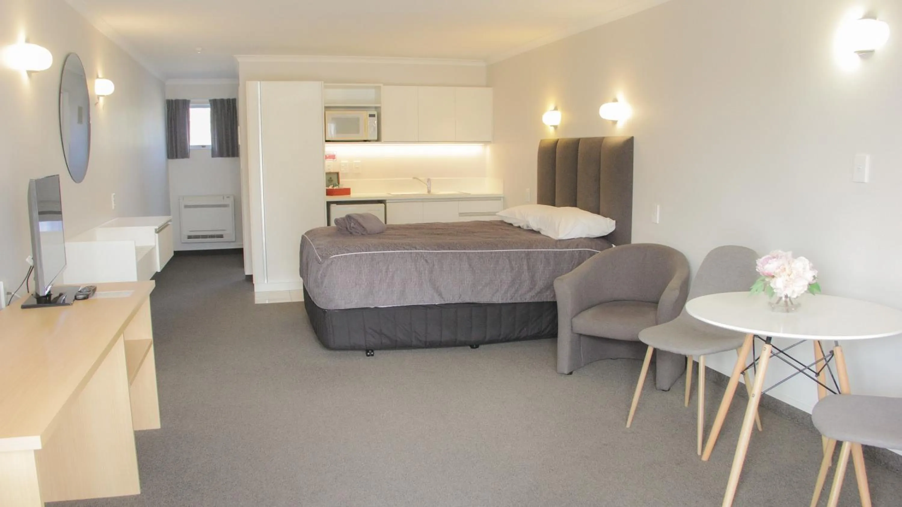 Bed in Anchorage Motor Lodge