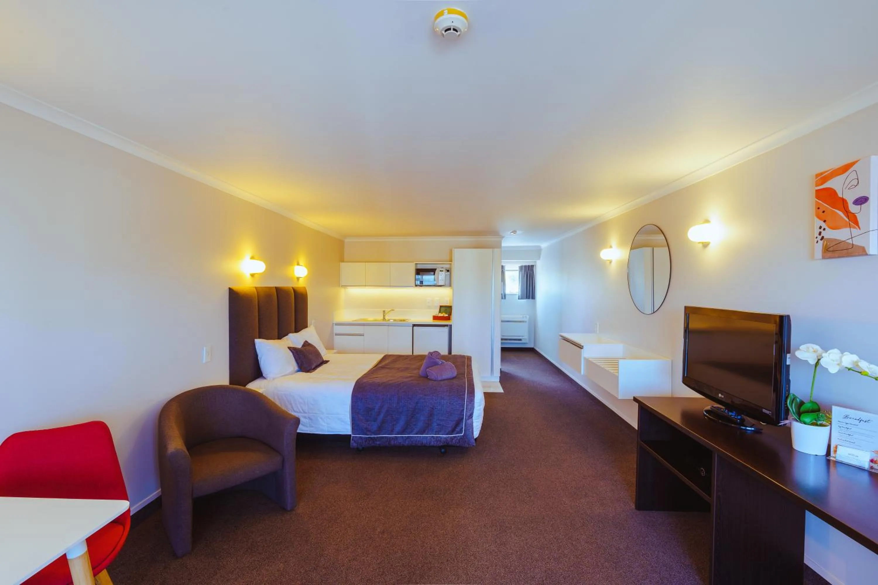 Photo of the whole room, Bed in Anchorage Motor Lodge