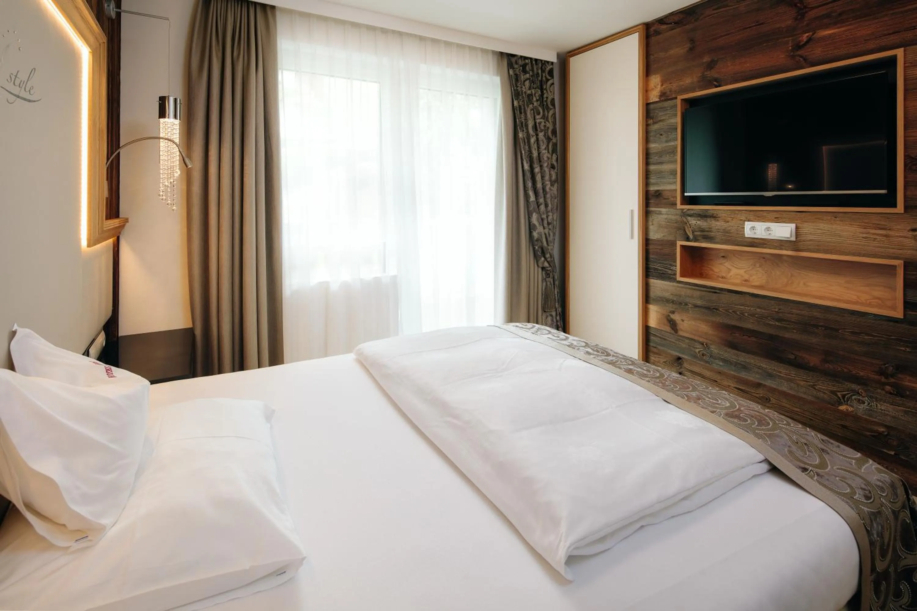 TV and multimedia, Bed in Wellnesshotel Cervosa