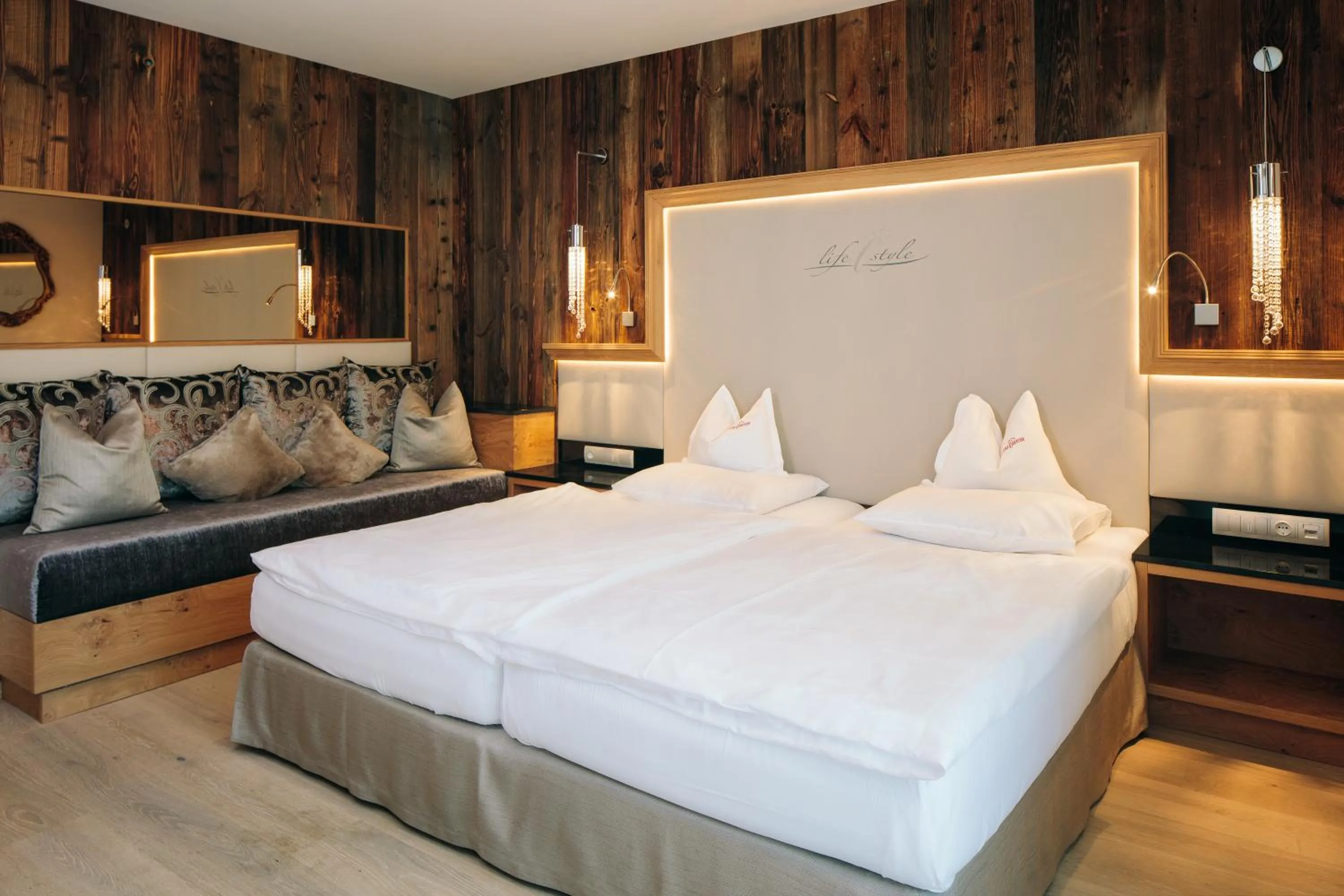 Living room, Bed in Wellnesshotel Cervosa