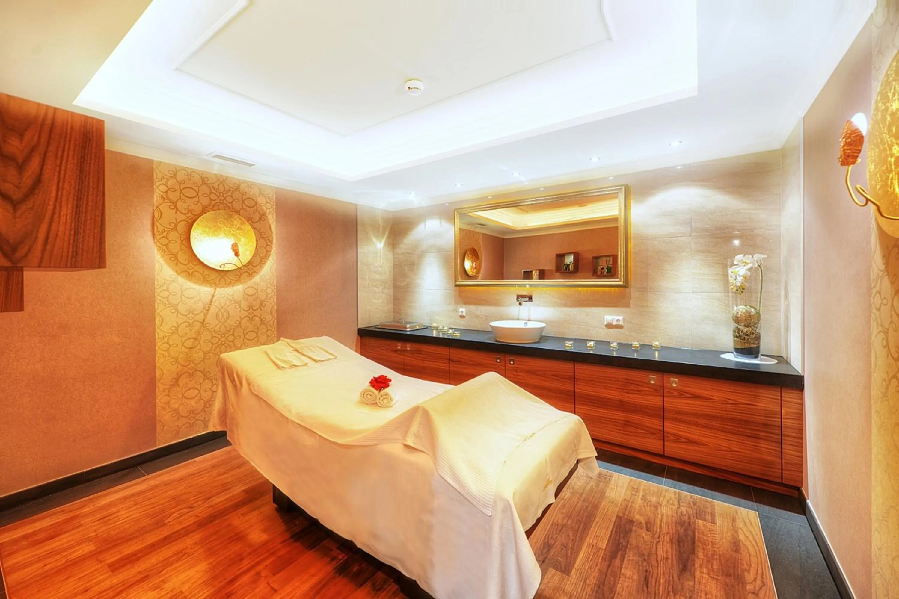 Spa and wellness centre/facilities, Bed in Wellnesshotel Cervosa