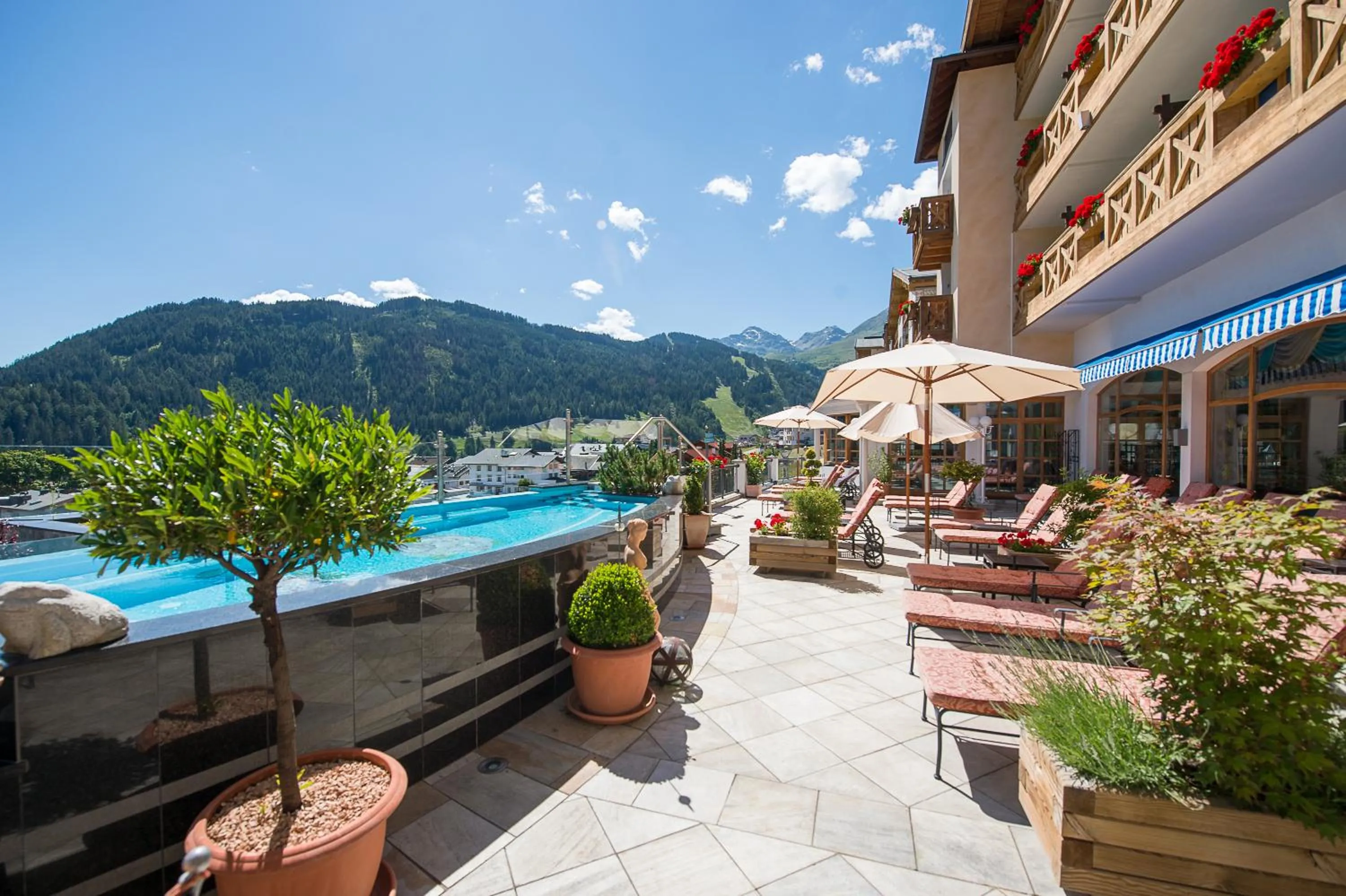 Swimming pool in Wellnesshotel Cervosa