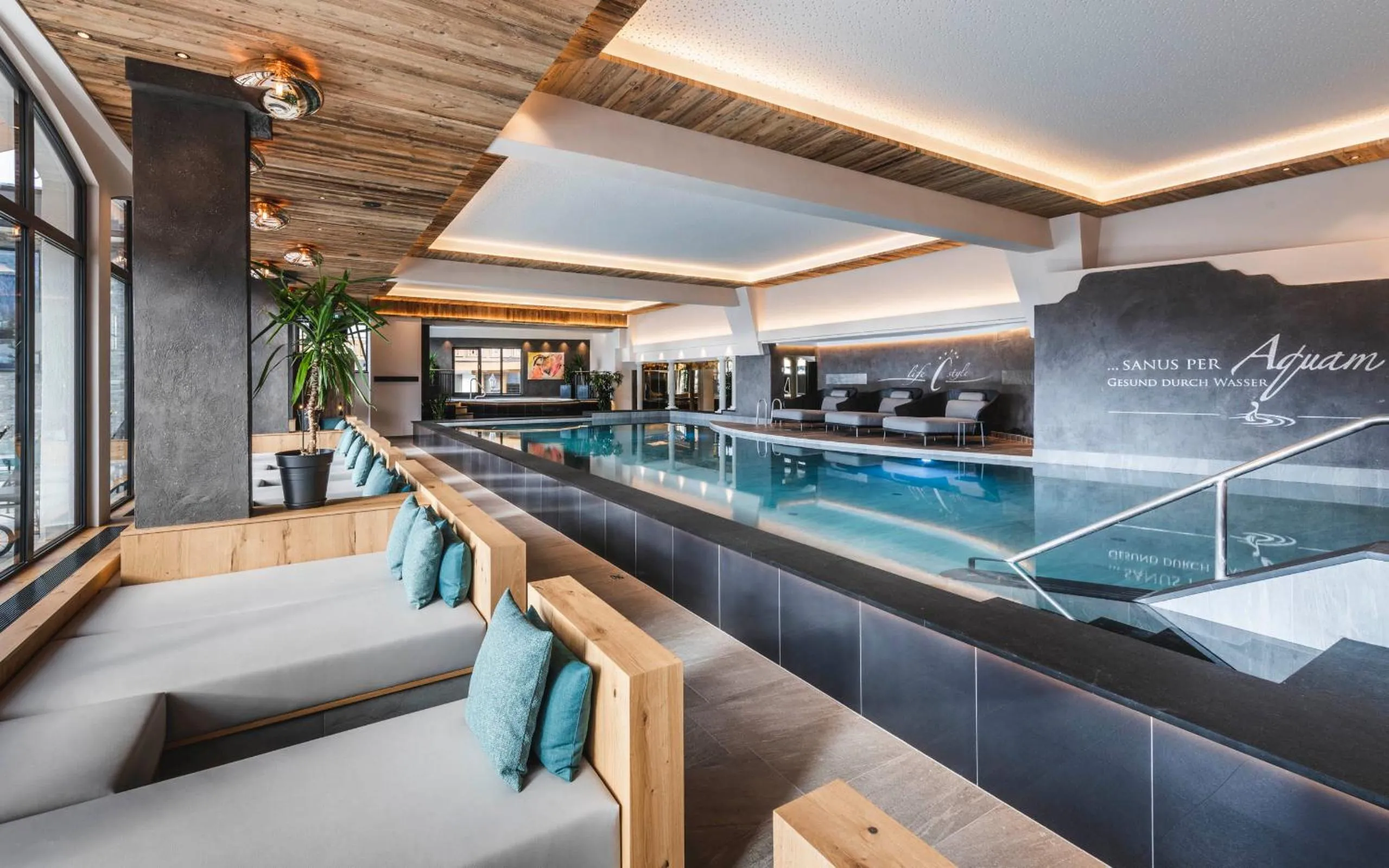 Swimming pool in Wellnesshotel Cervosa