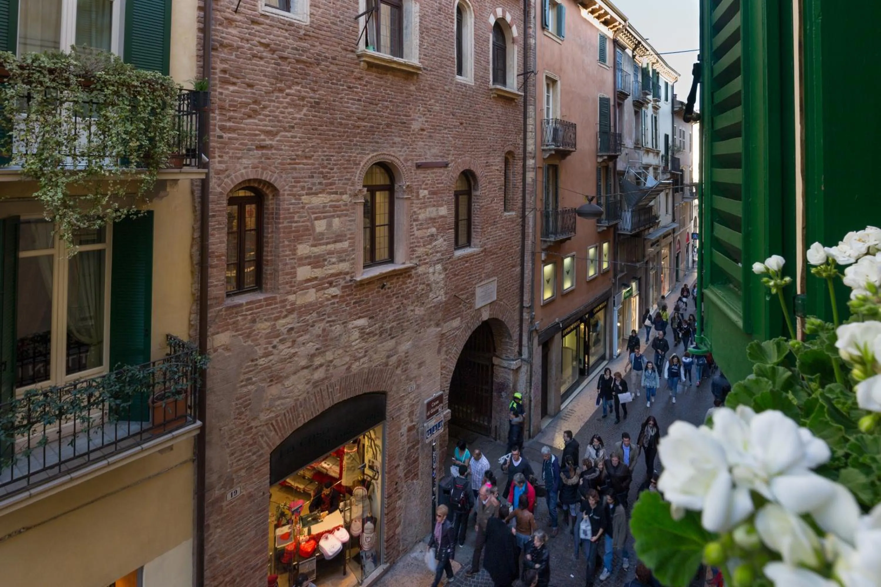 Neighbourhood in Domus Verona - Incantevole residenza difronte a casa Giulietta