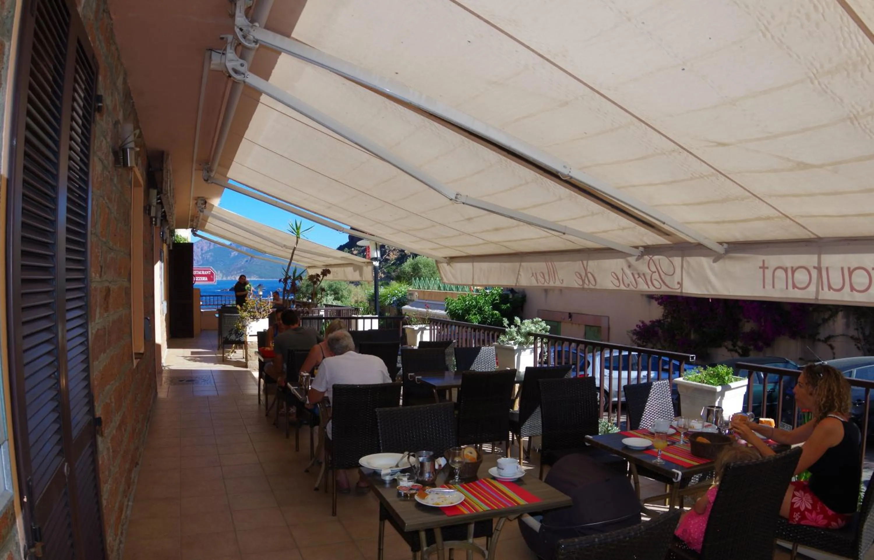 Restaurant/places to eat in Brise de Mer