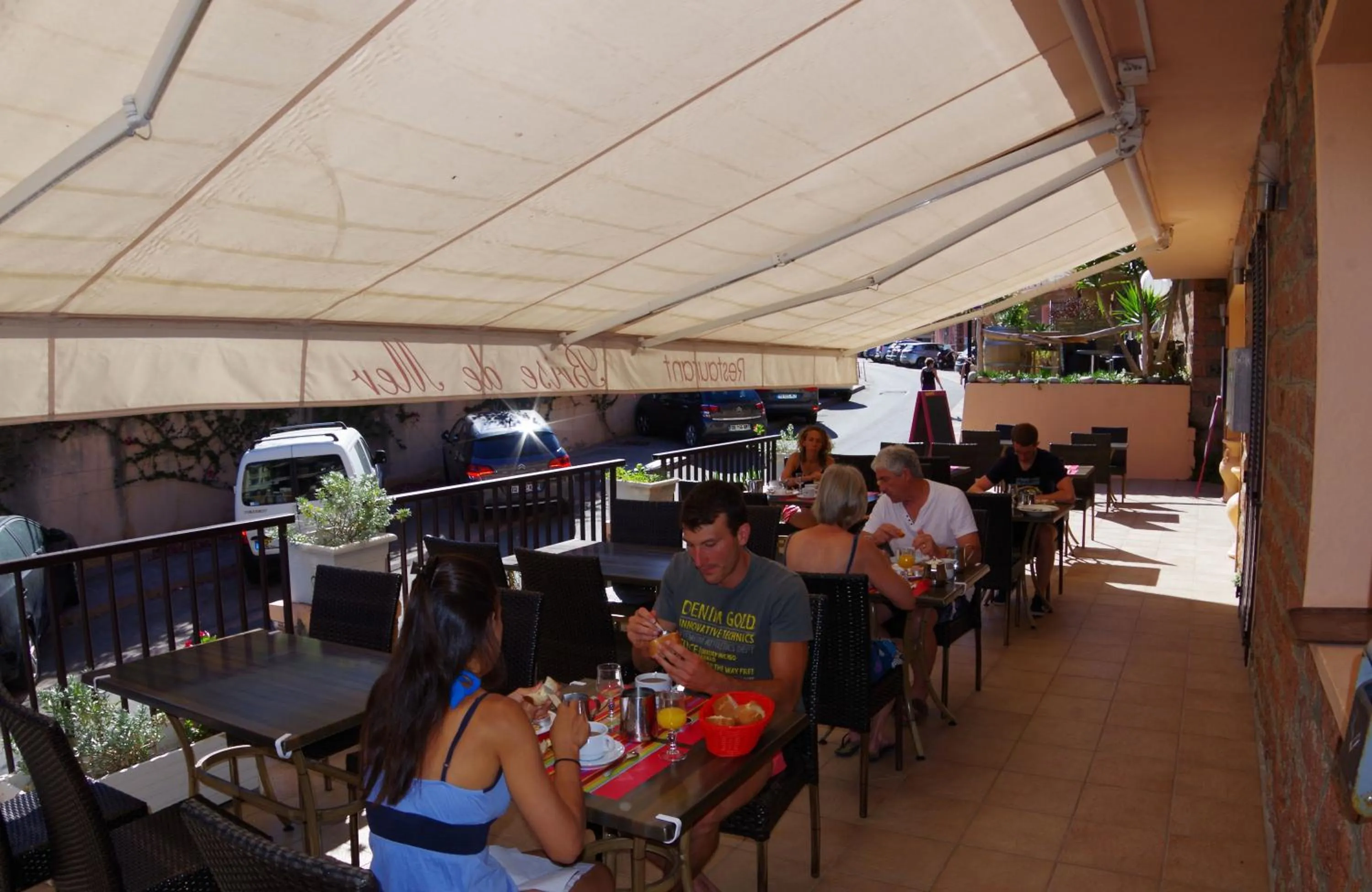 Restaurant/places to eat in Brise de Mer