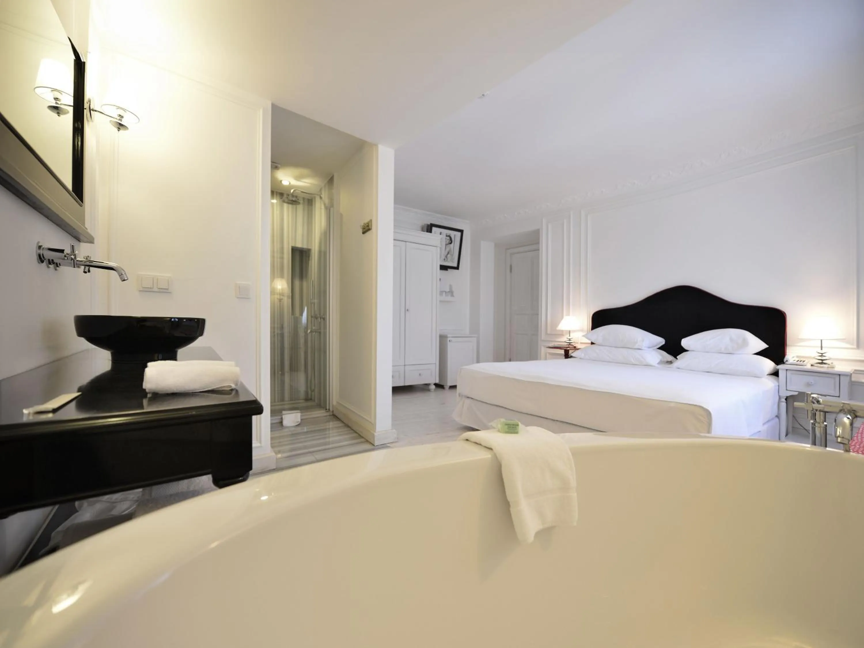 Shower, Bed in Vintage Alacati