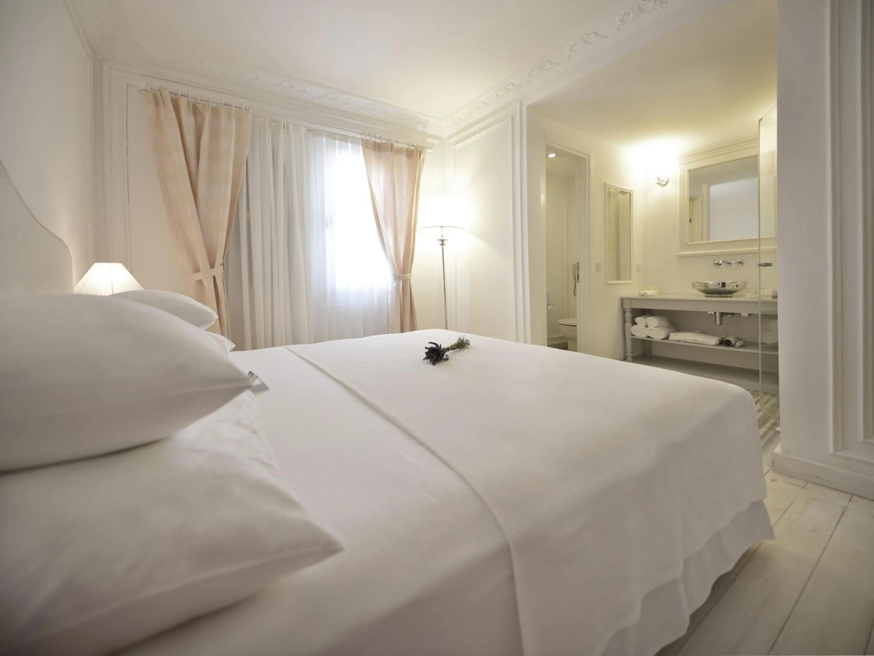 Toilet, Bed in Vintage Alacati