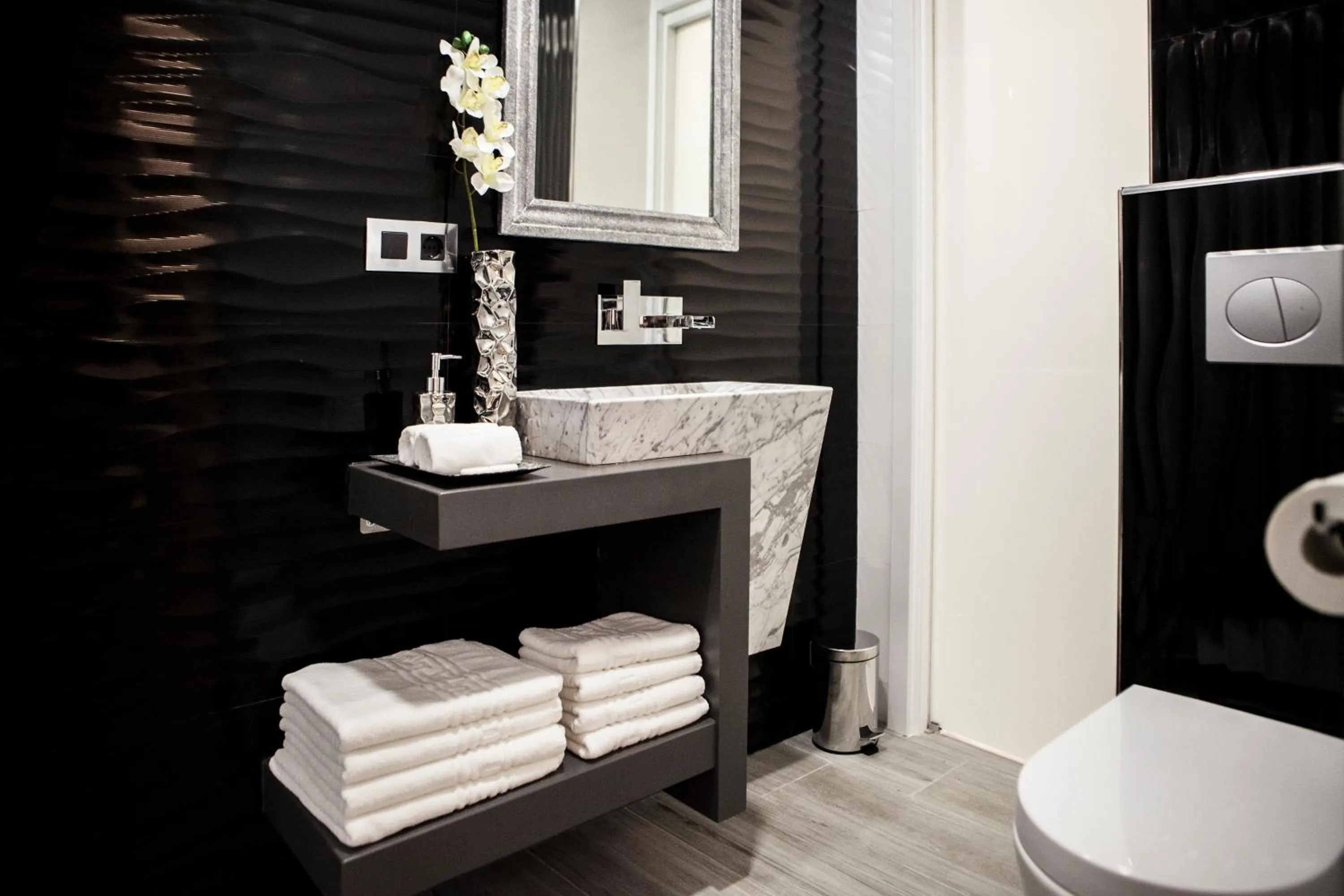 Toilet in Wine & Soul Suites