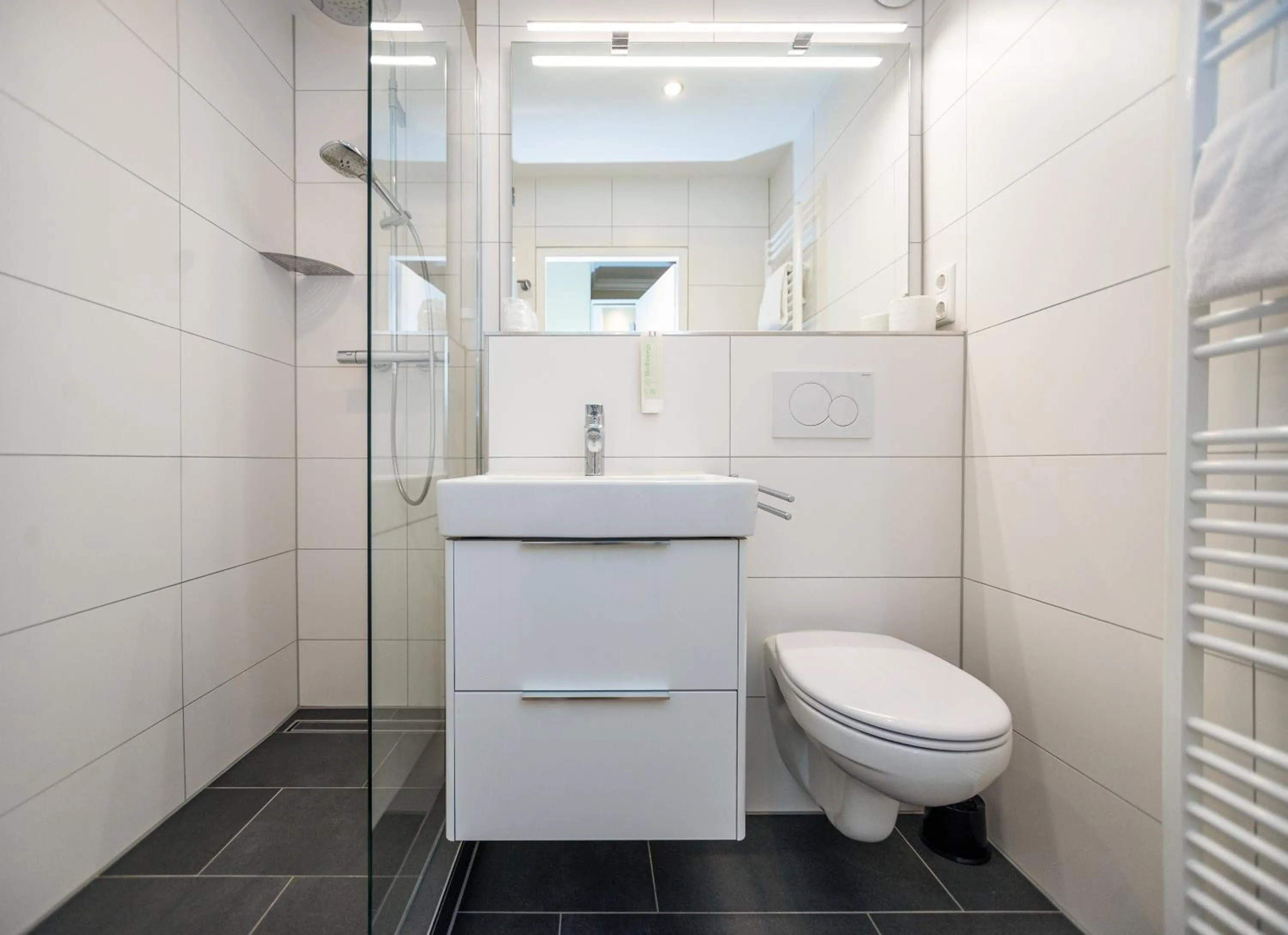 Bathroom in Hotel Altmünchen by Blattl