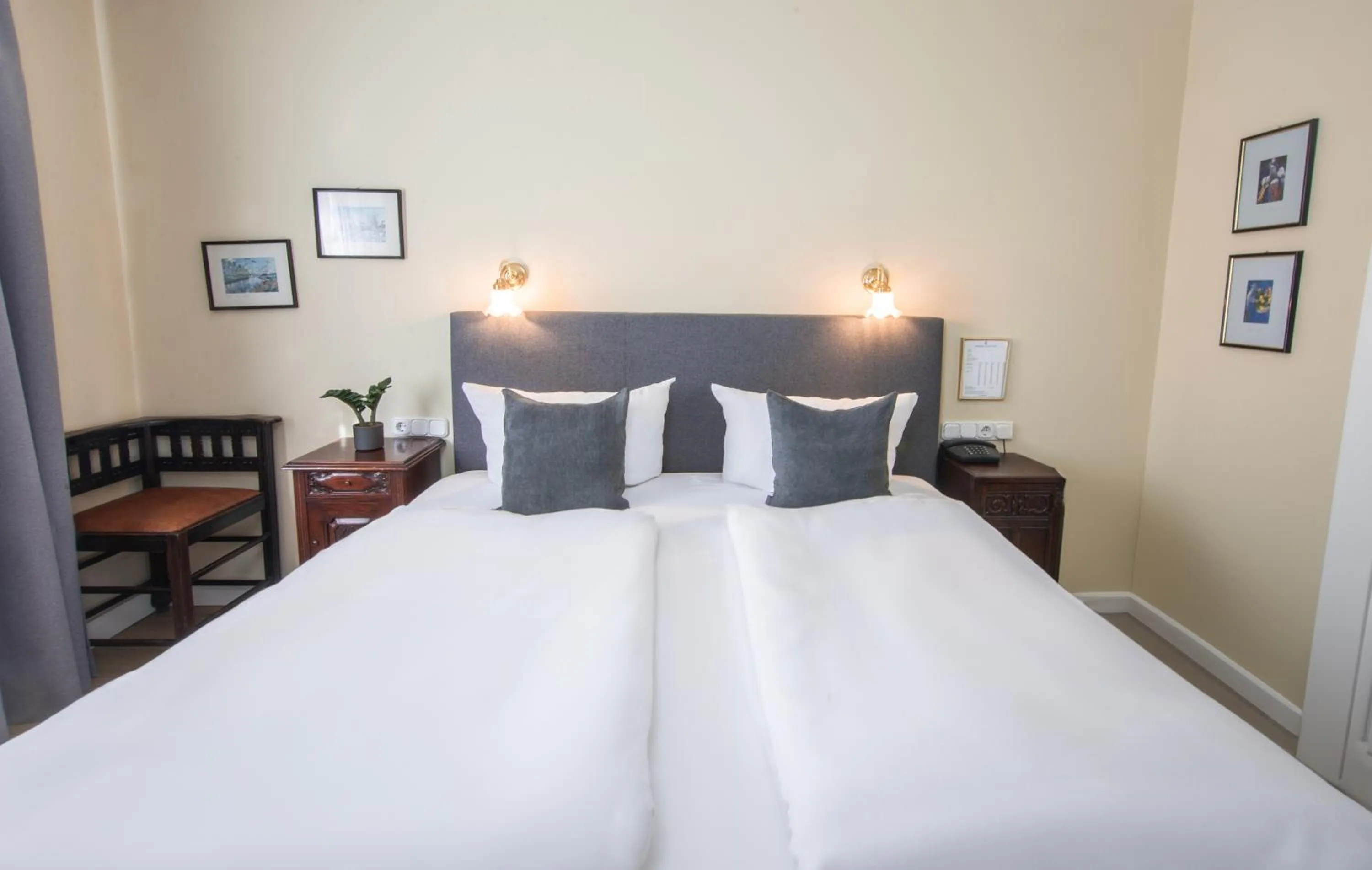 Bed in Hotel Altmünchen by Blattl