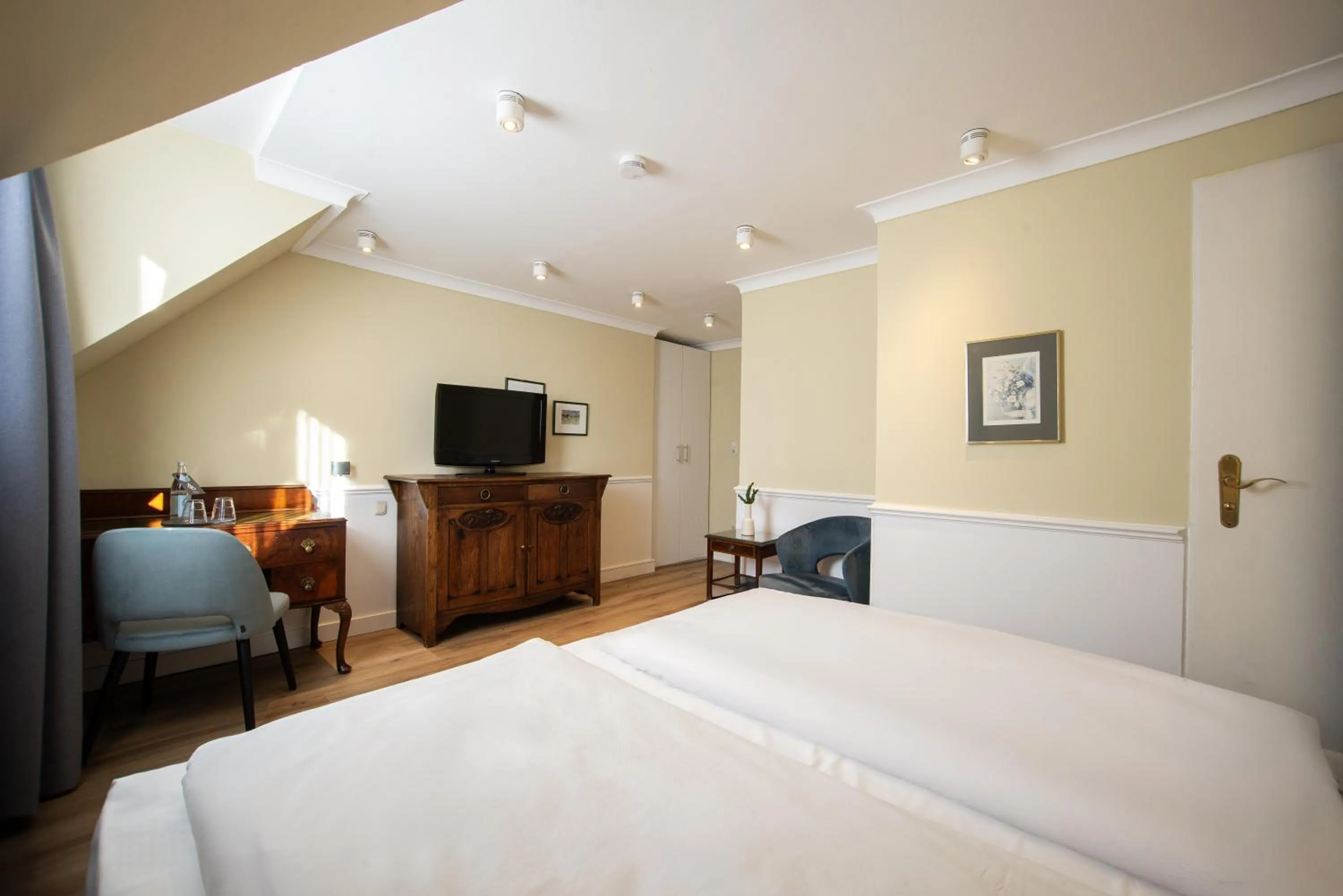 Bed in Hotel Altmünchen by Blattl