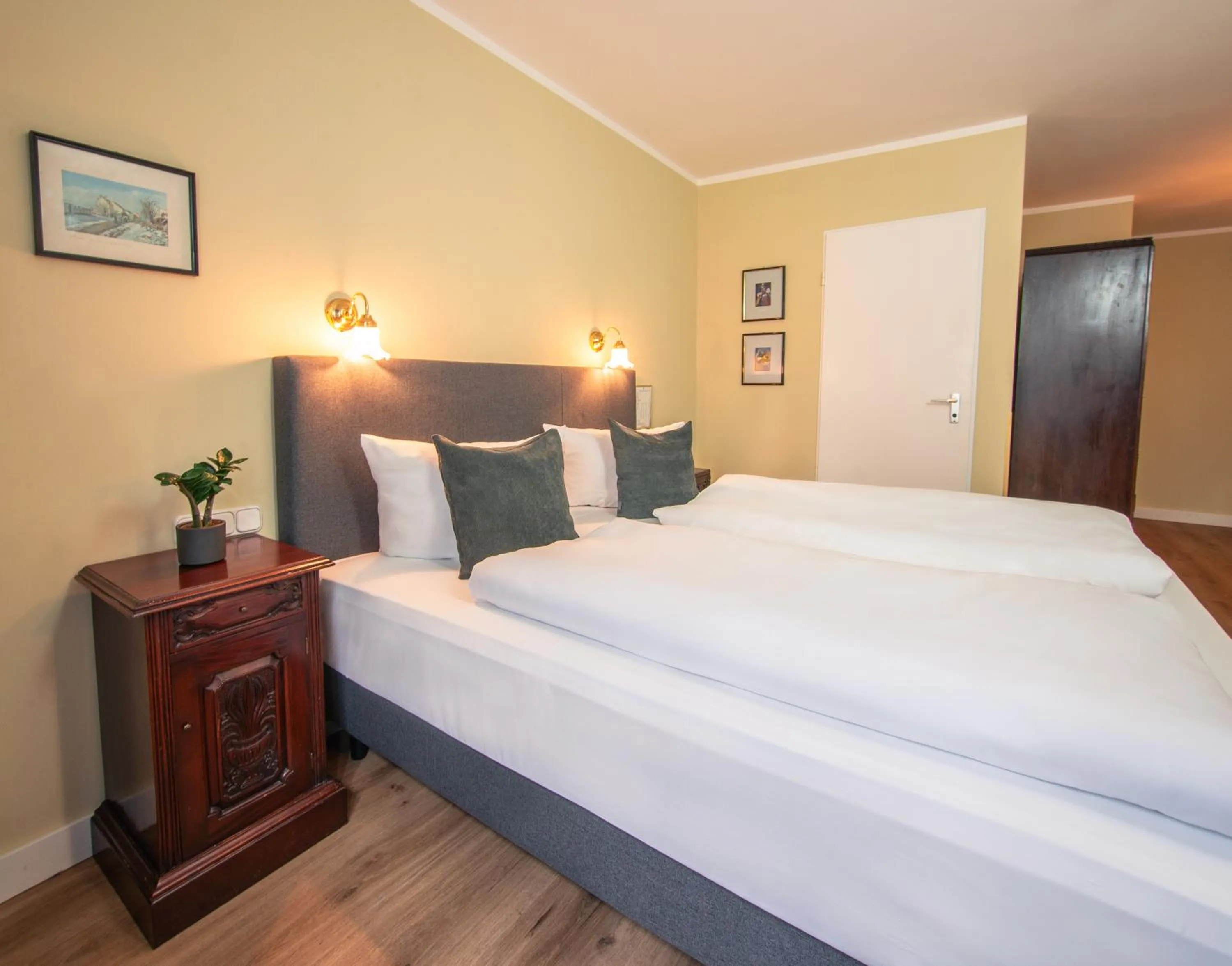 Photo of the whole room, Bed in Hotel Altmünchen by Blattl