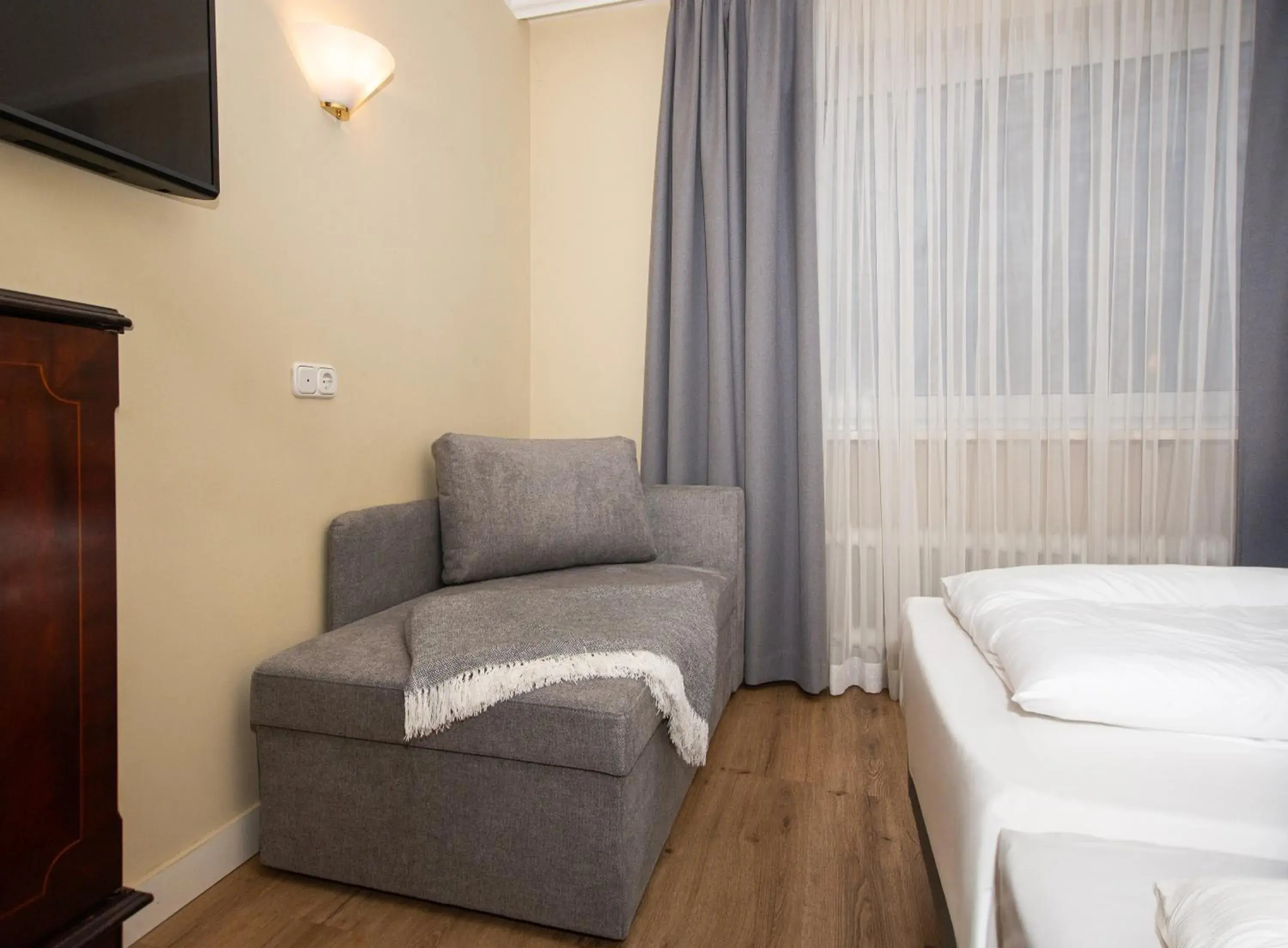 Seating area, Bed in Hotel Altmünchen by Blattl Seating area, Bed in Hotel Altmünchen by Blattl