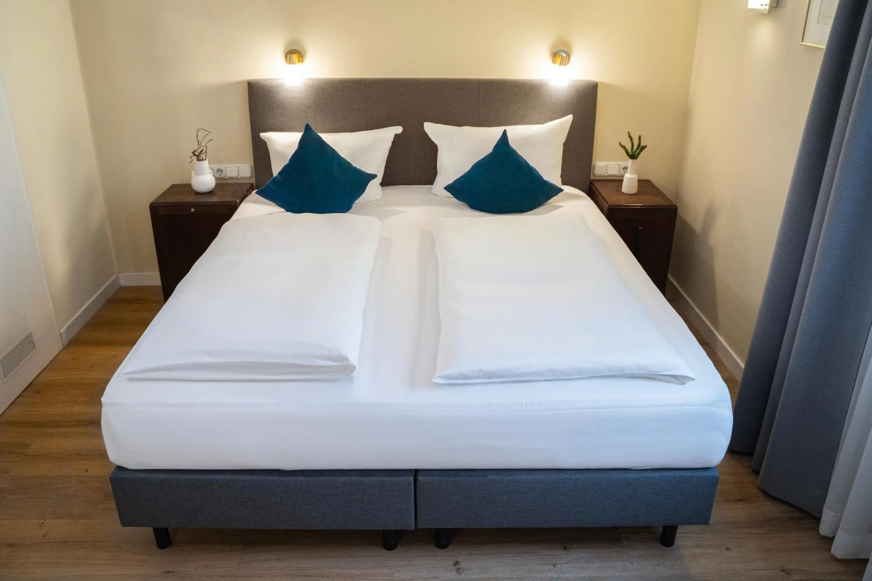 Photo of the whole room, Bed in Hotel Altmünchen by Blattl