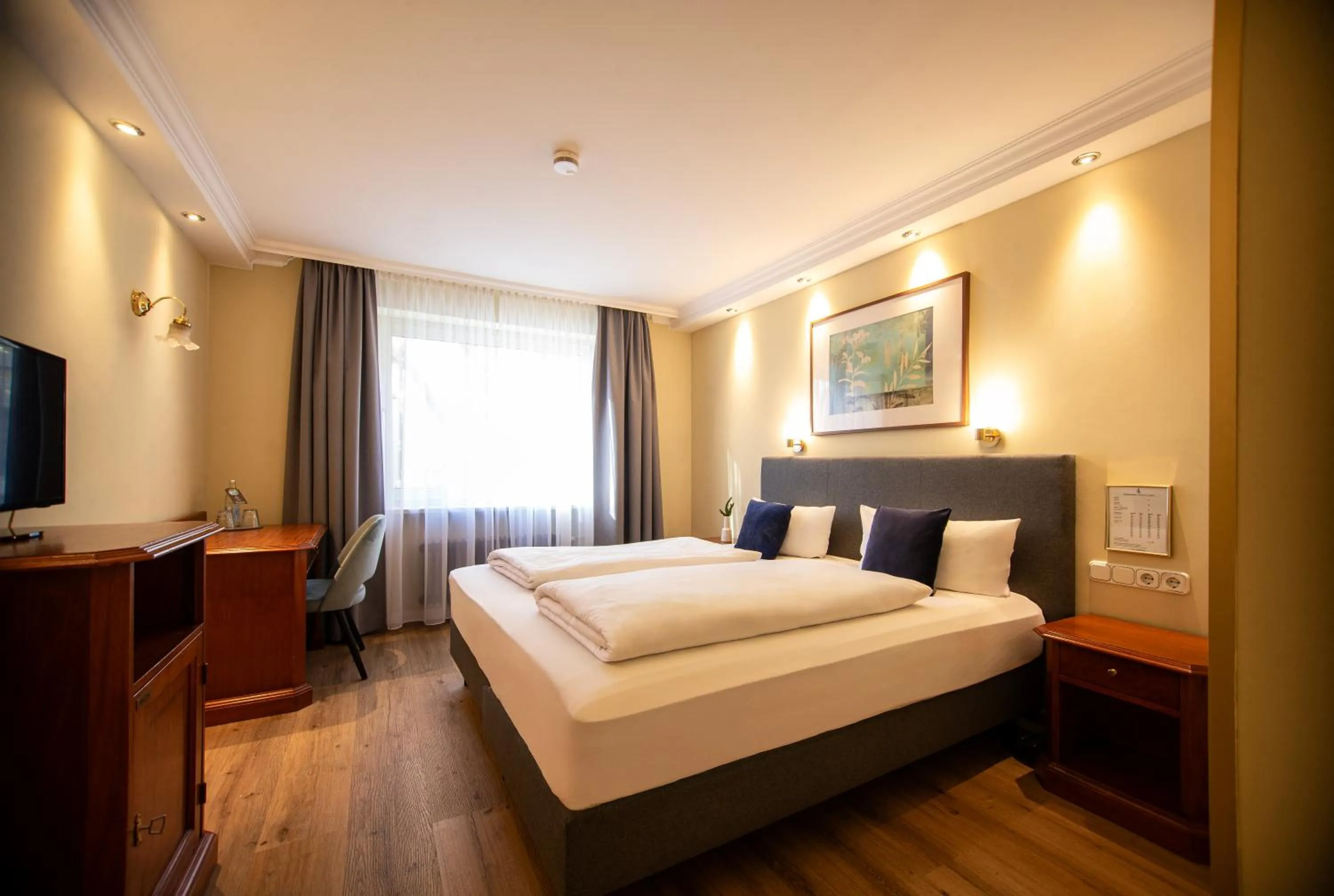 Photo of the whole room, Bed in Hotel Altmünchen by Blattl