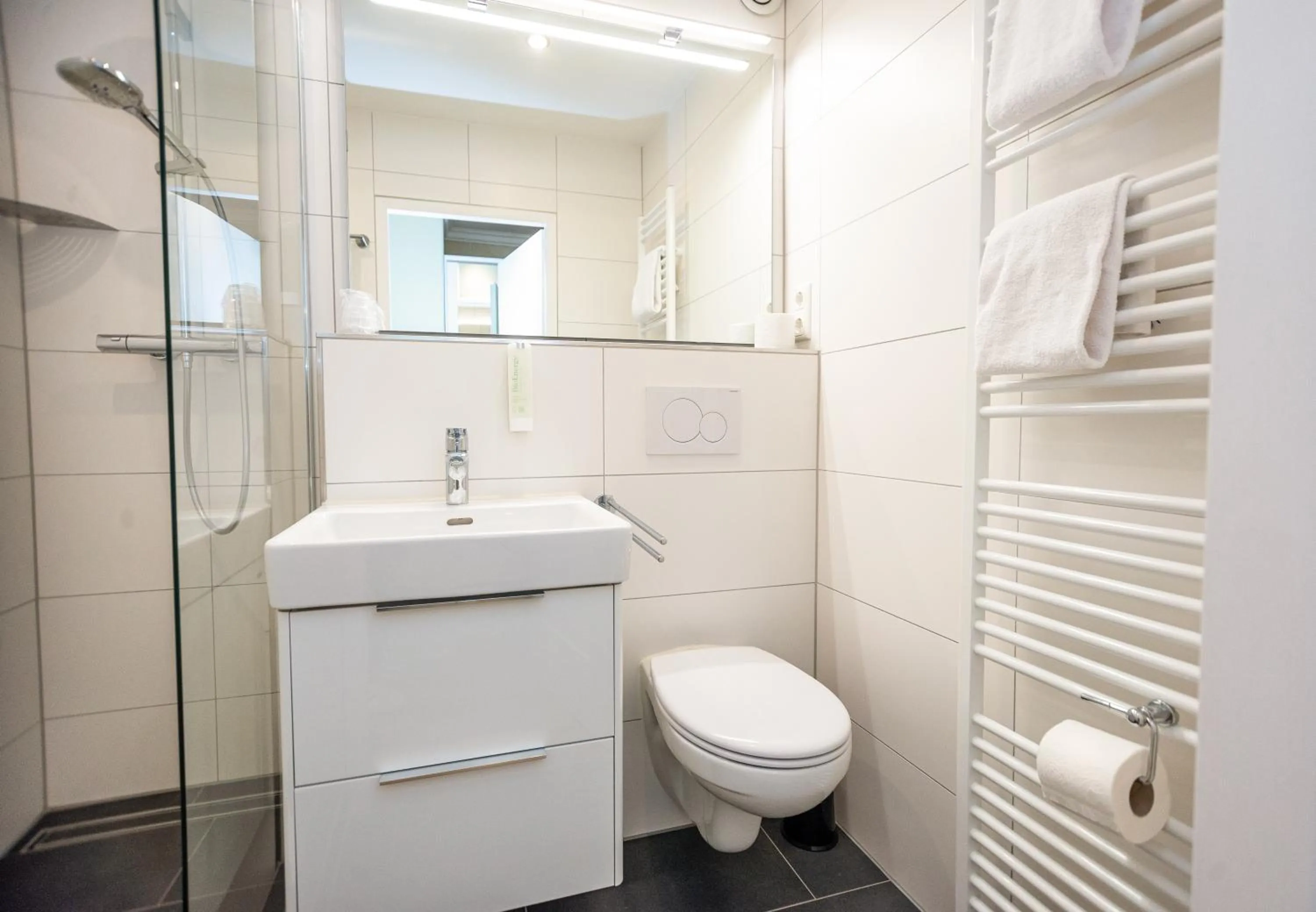 Bathroom in Hotel Altmünchen by Blattl