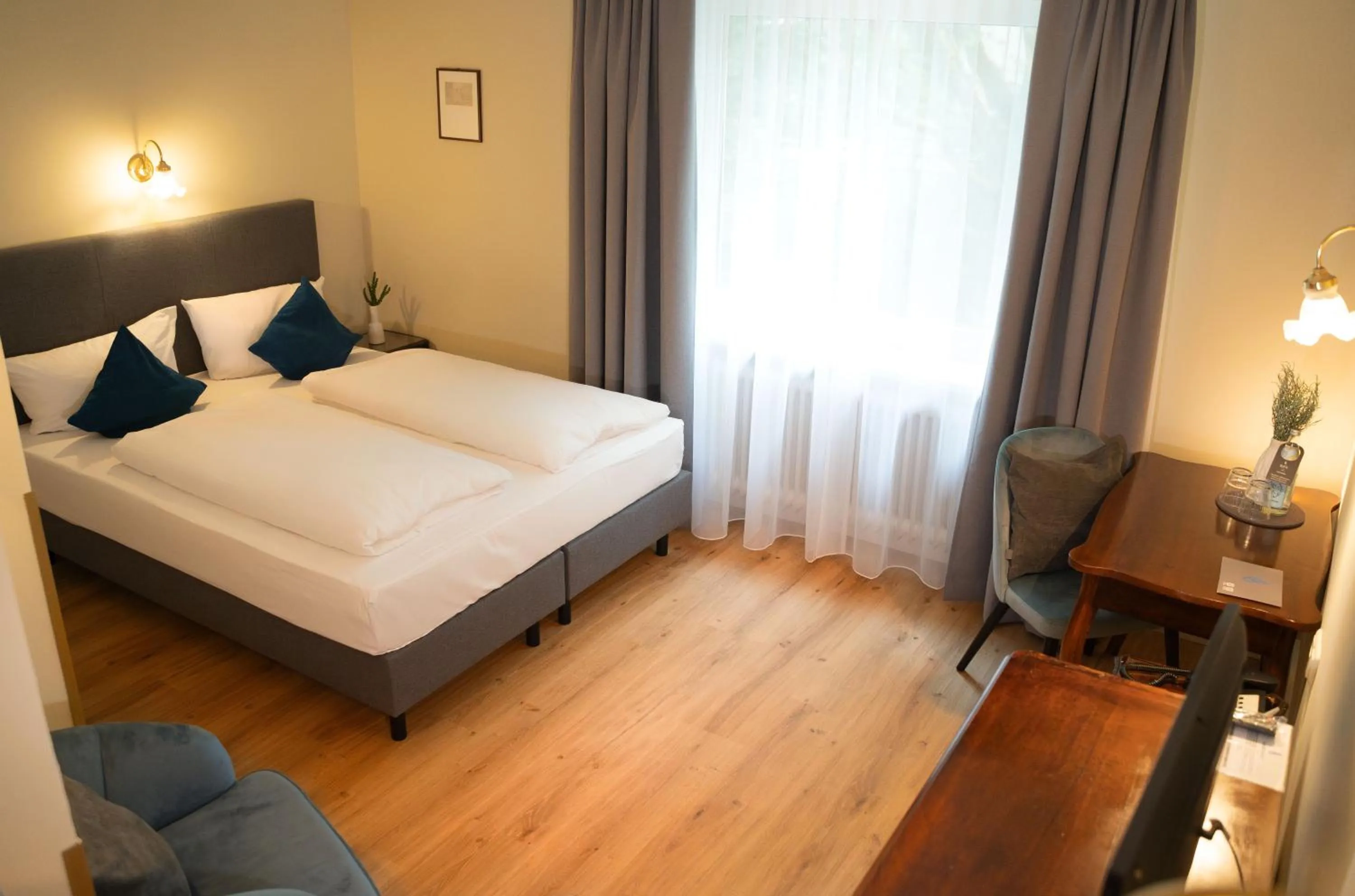 Photo of the whole room, Bed in Hotel Altmünchen by Blattl