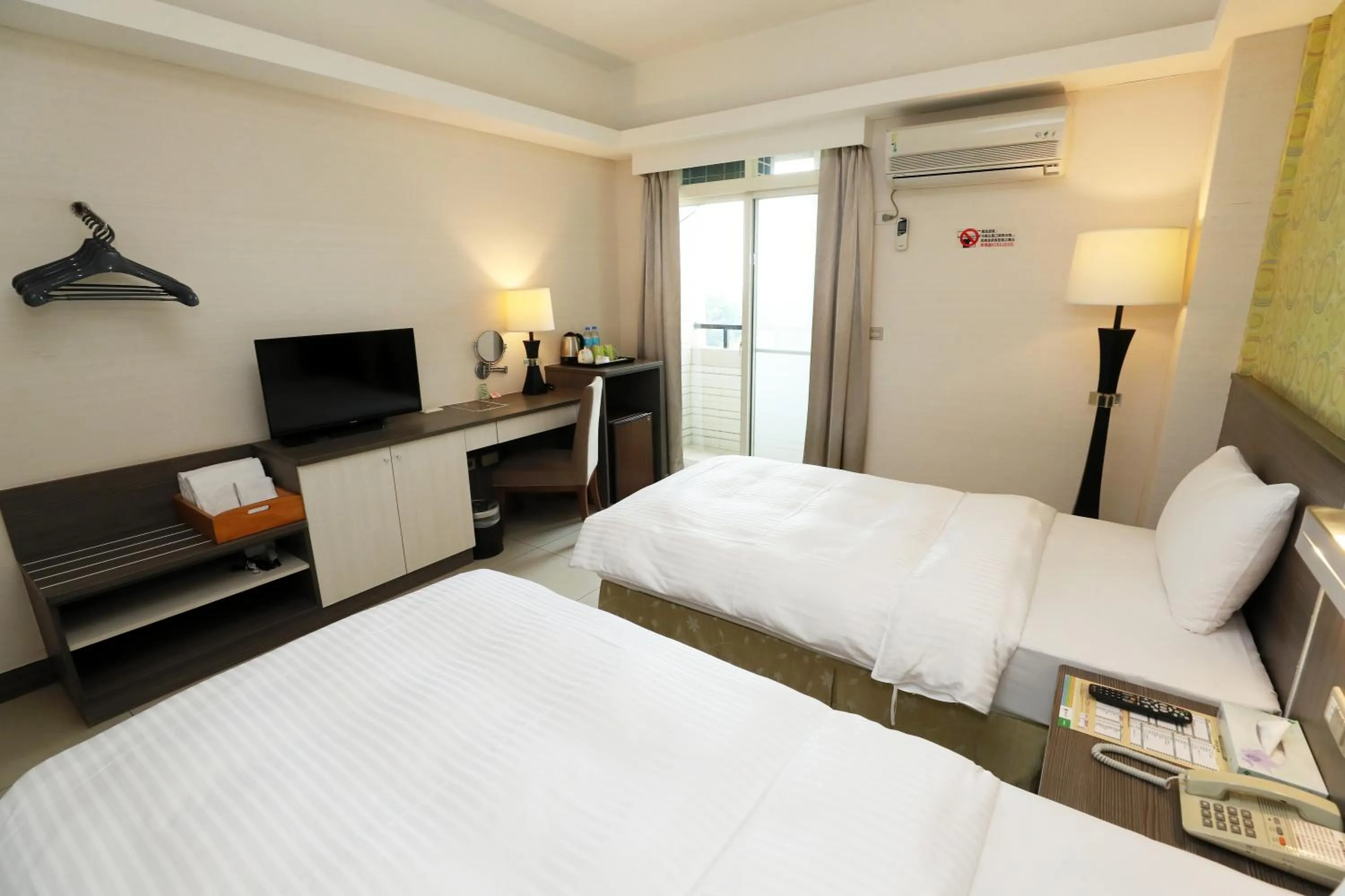 Photo of the whole room, Bed in Hoya Resort Hotel Chiayi