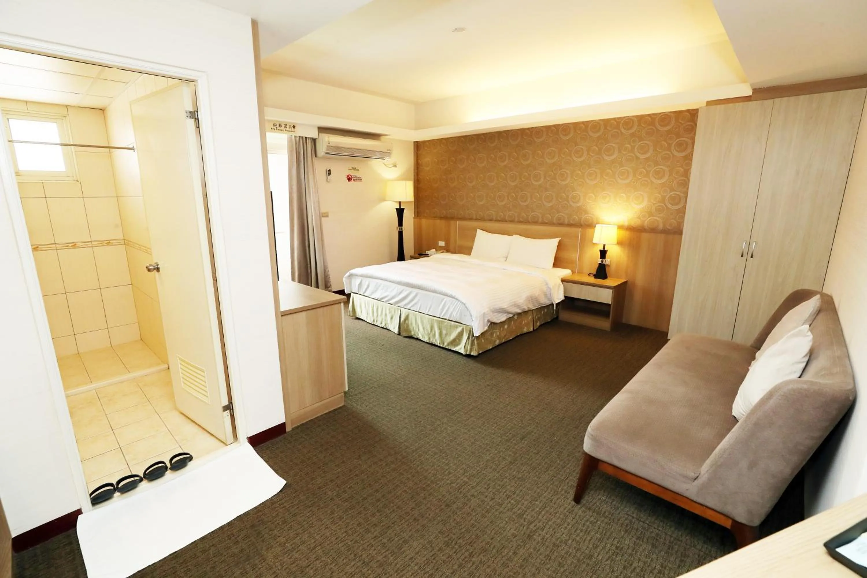 Photo of the whole room, Bed in Hoya Resort Hotel Chiayi