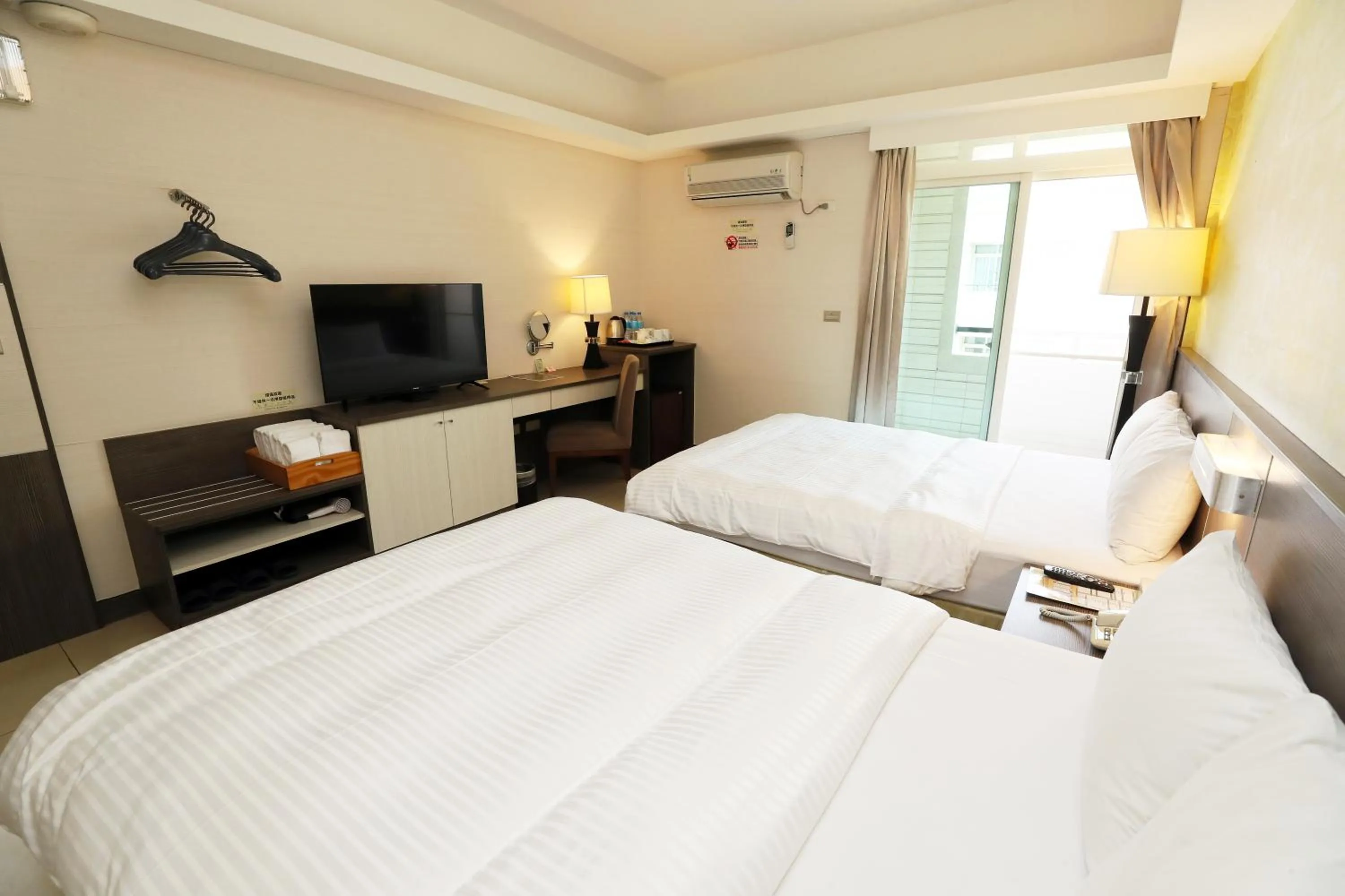 Photo of the whole room, Bed in Hoya Resort Hotel Chiayi
