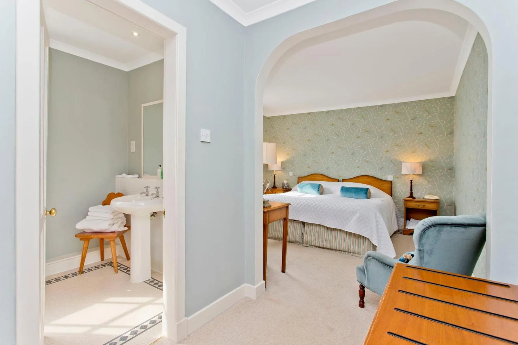 Bedroom, Bed in The Creggans Inn