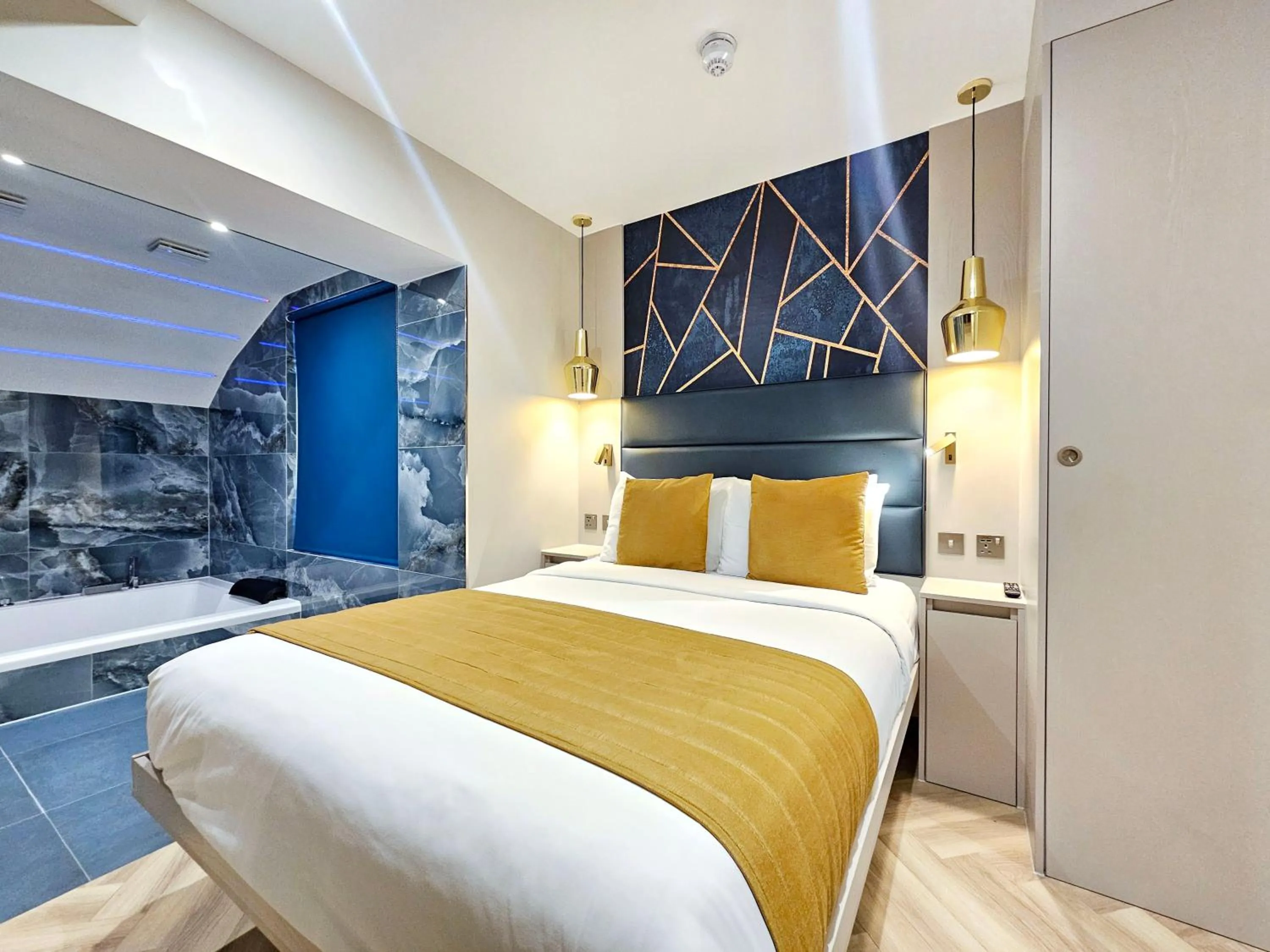 Photo of the whole room, Bed in West Brompton Studios