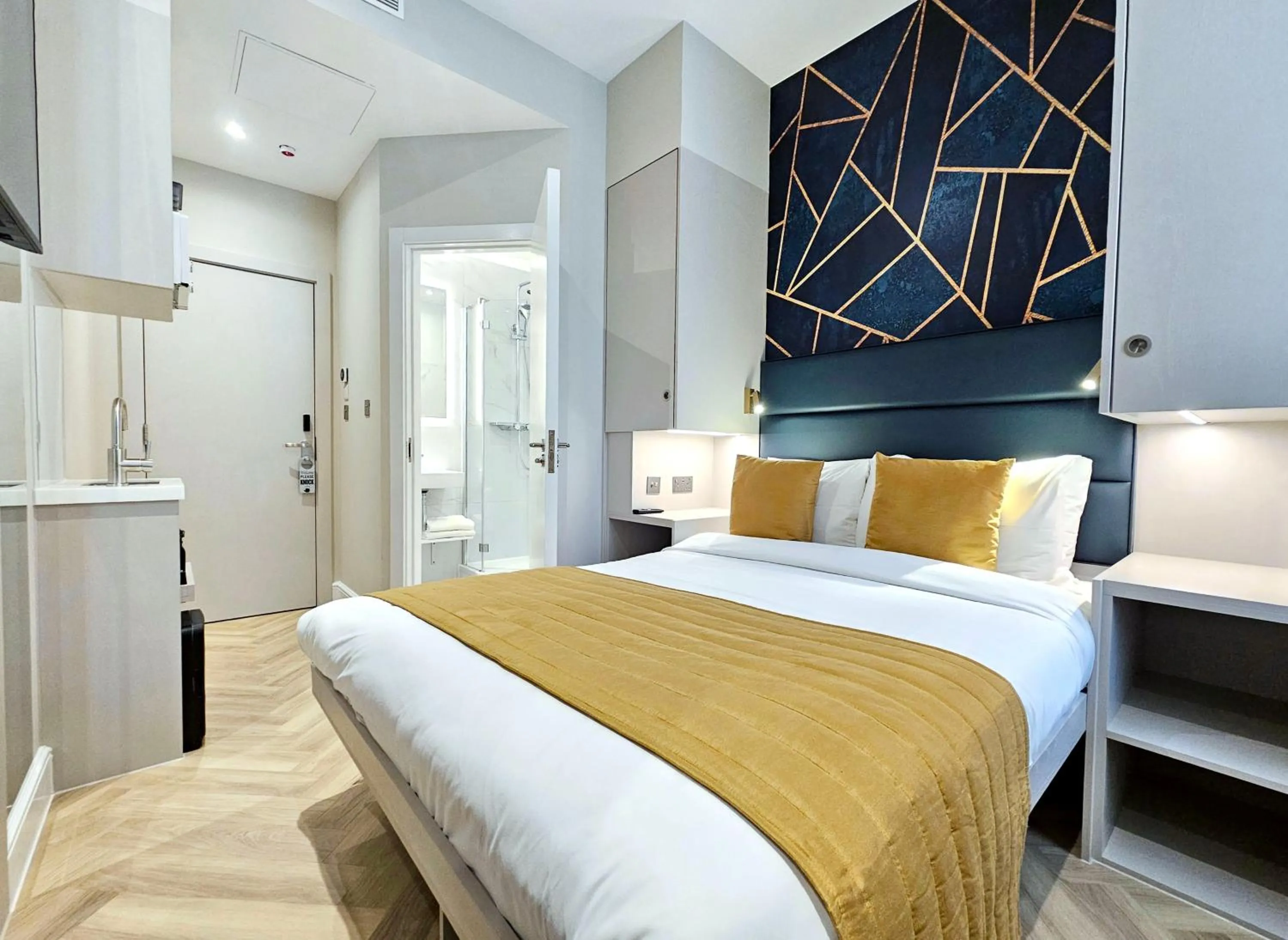 Photo of the whole room, Bed in West Brompton Studios