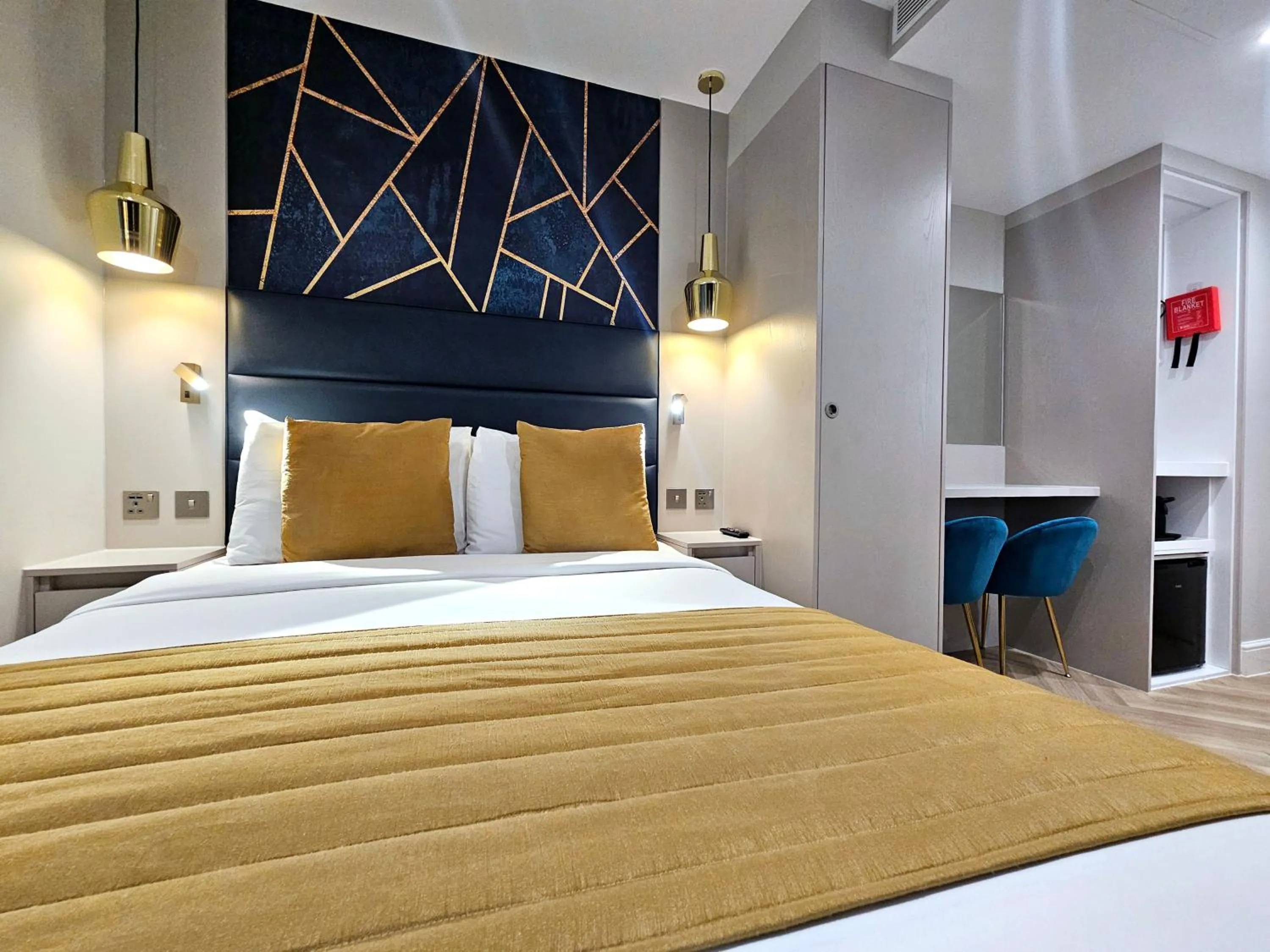 Photo of the whole room, Bed in West Brompton Studios