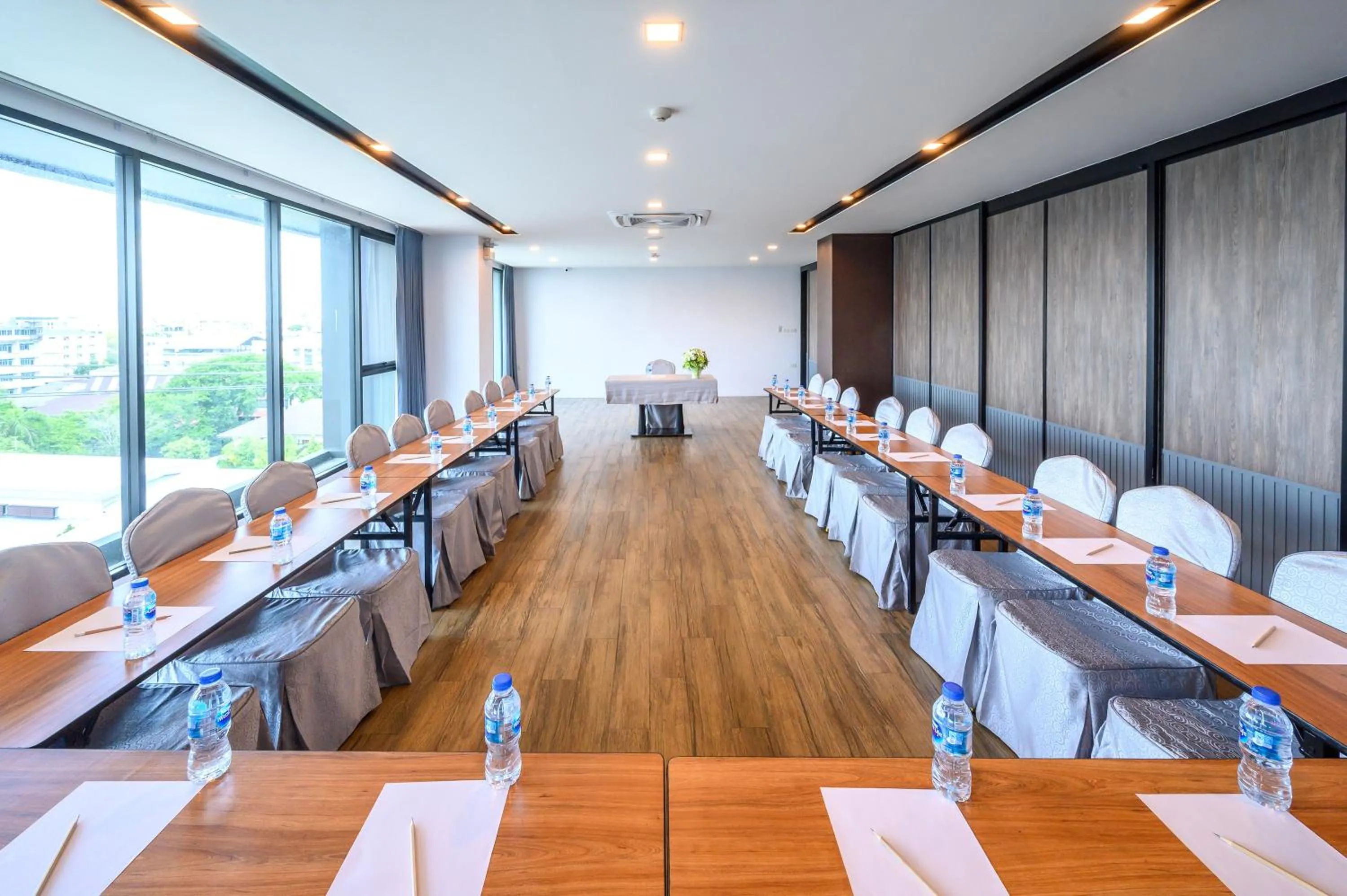 Meeting/conference room in IWISH Hotel