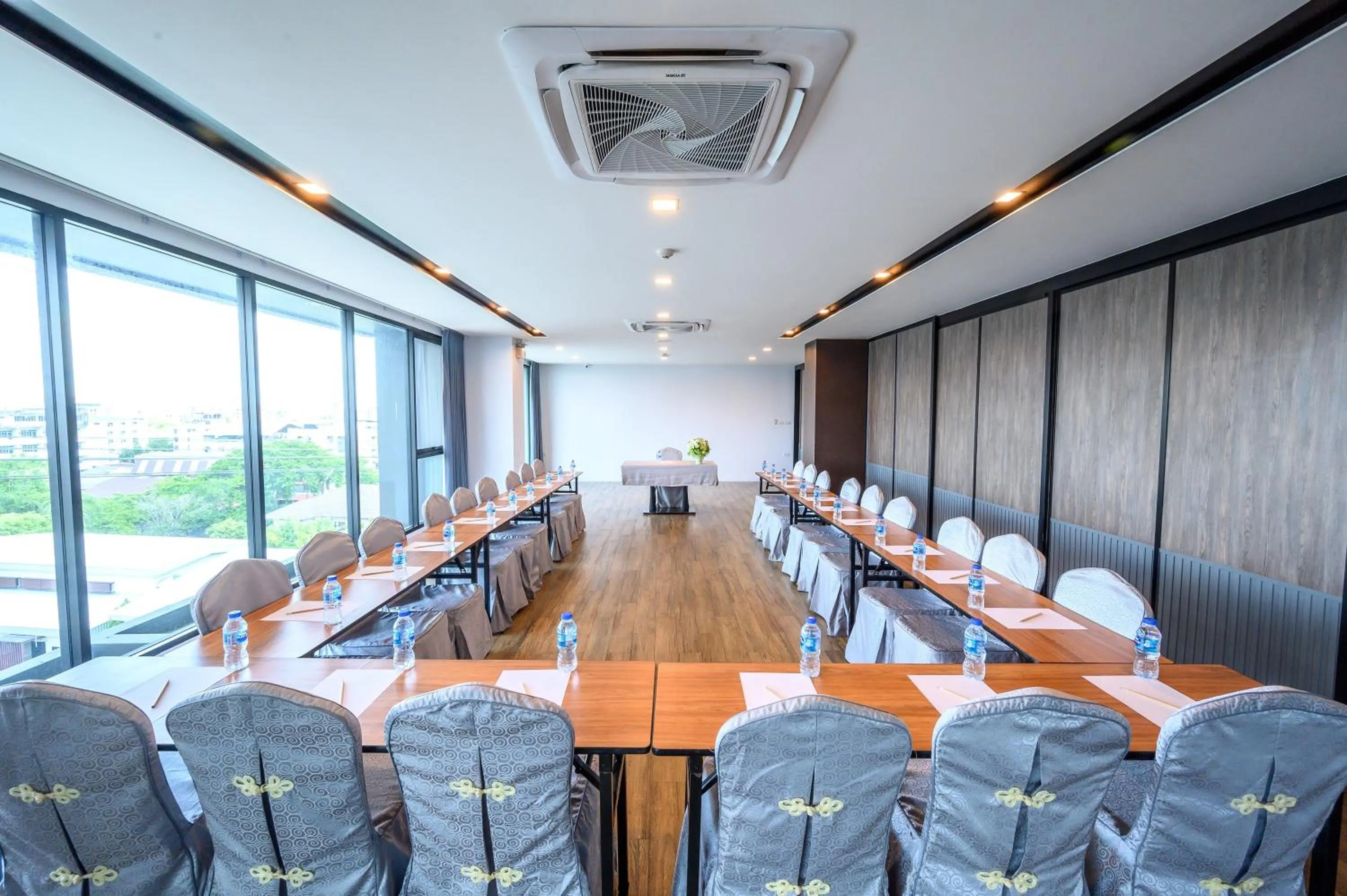 Meeting/conference room in IWISH Hotel