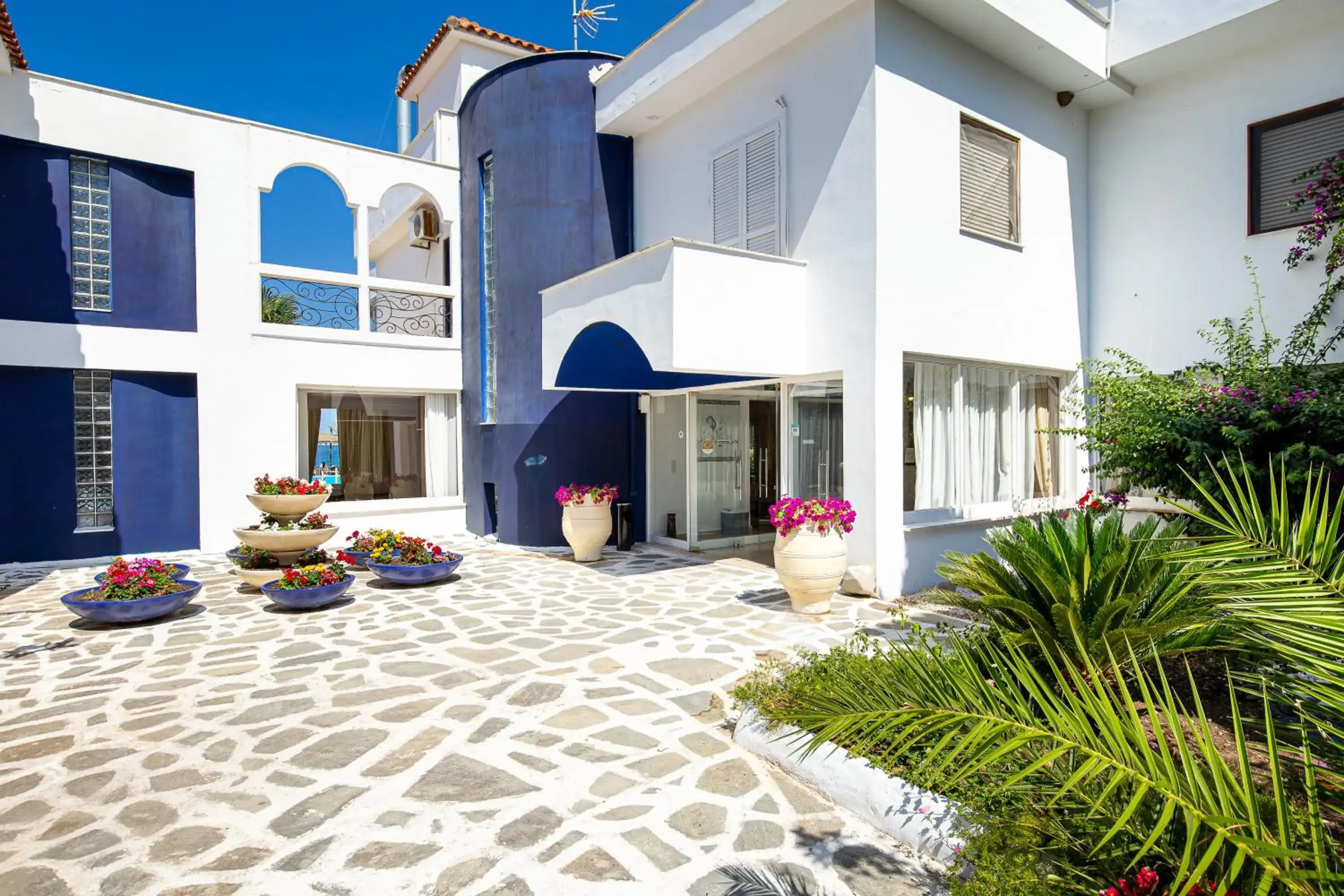 Facade/entrance in Kamari Beach Hotel Facade/entrance in Kamari Beach Hotel