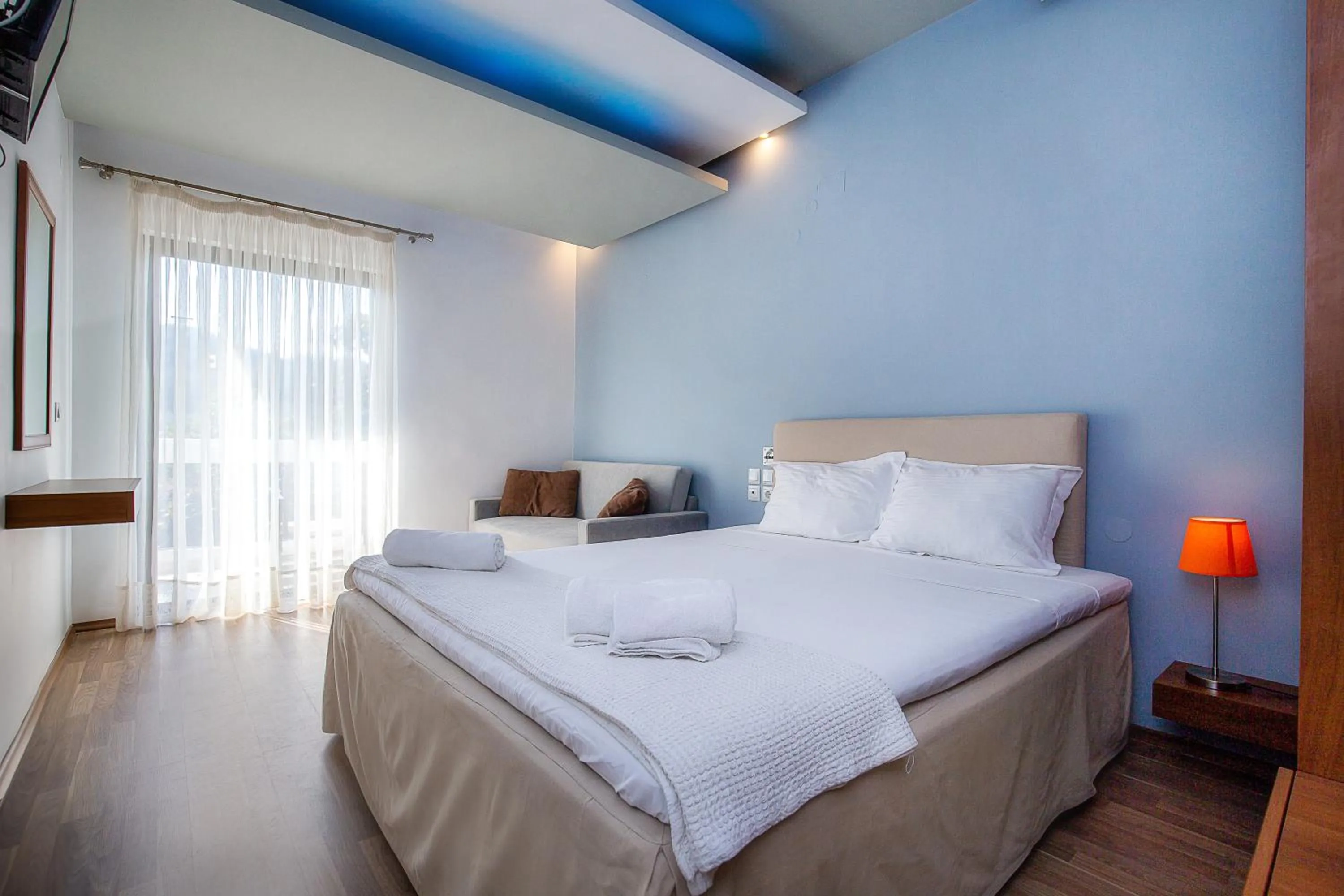 Bedroom, Bed in Kamari Beach Hotel