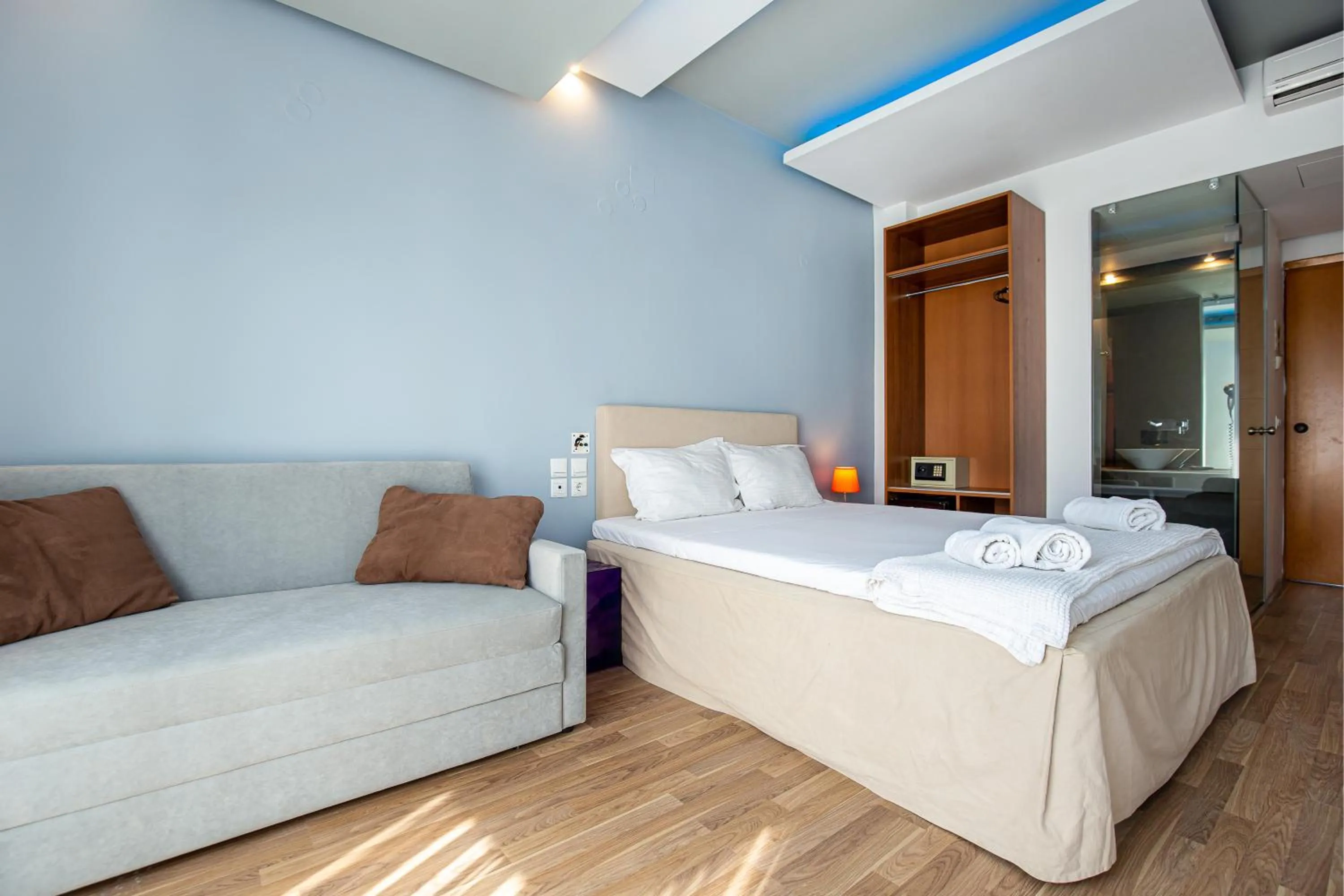 Bedroom, Bed in Kamari Beach Hotel