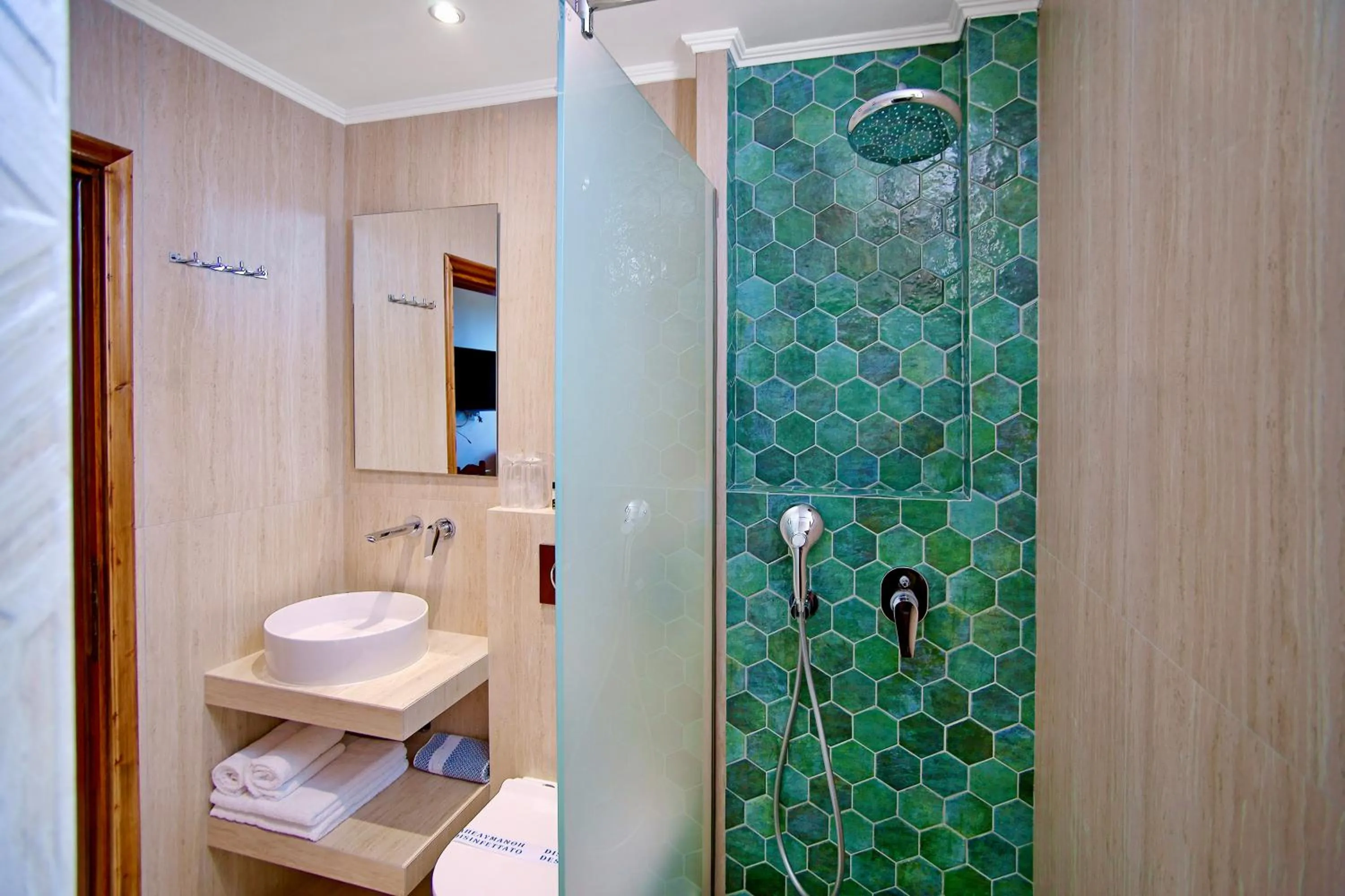 Shower in Kyparissia Beach Hotel