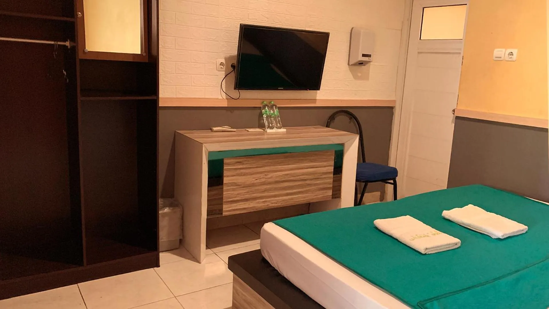 Bathroom, Bed in Omah Pelem Syariah