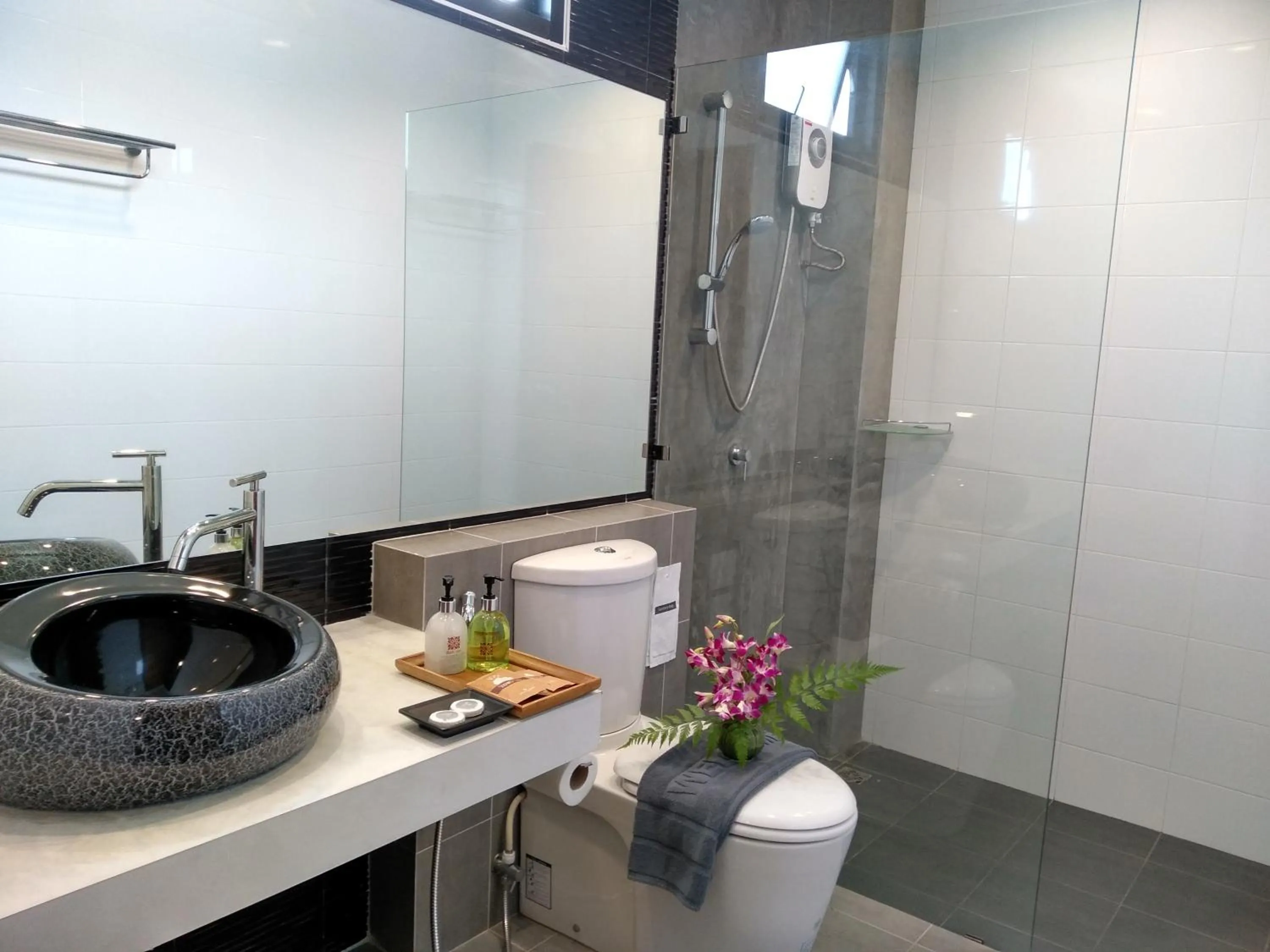 Shower in De Loft Hotel