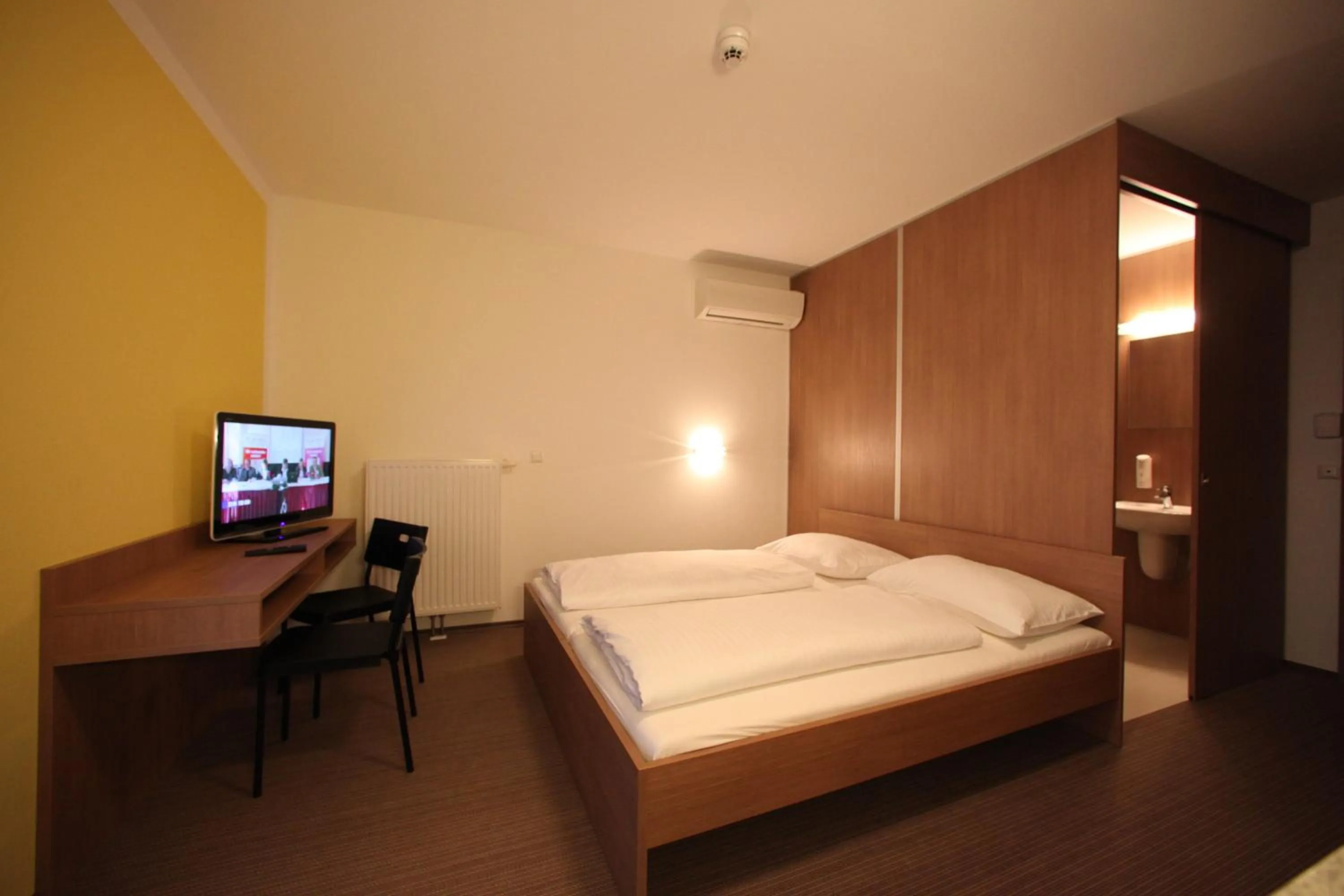 Bedroom, Bed in Fair-Price-Hotel