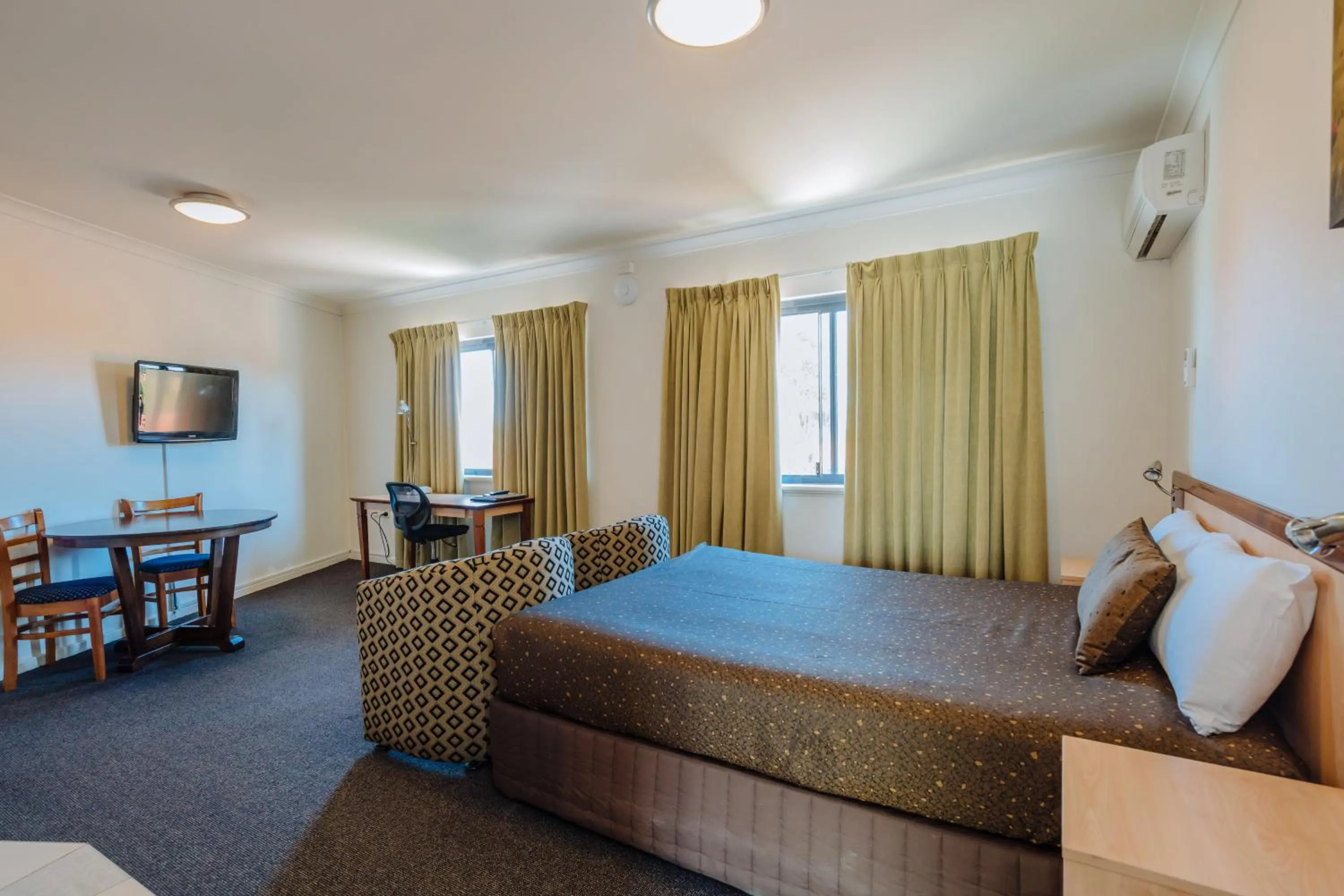 Photo of the whole room, Bed in Canning Bridge Auto Lodge