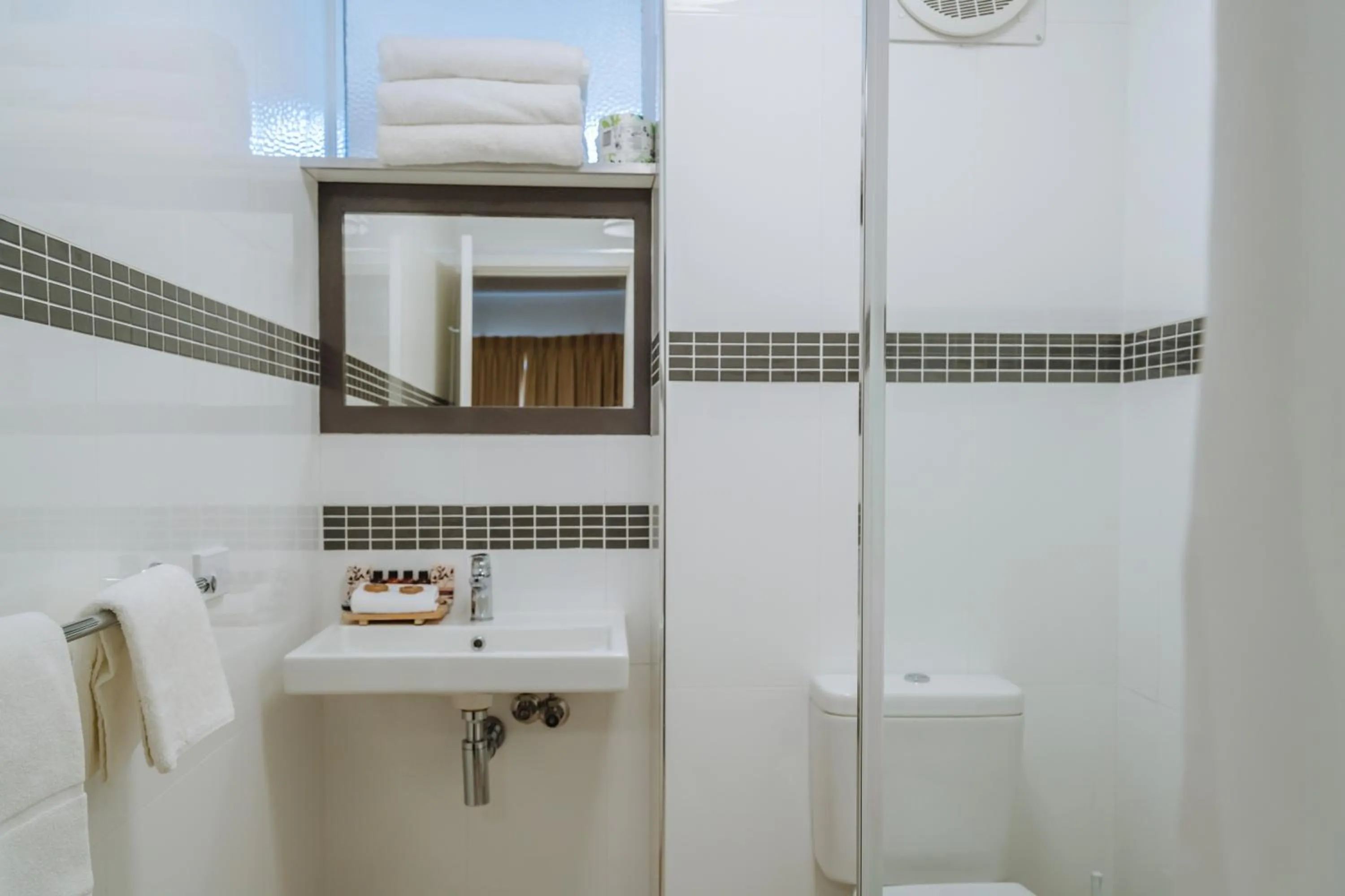 Bathroom in Canning Bridge Auto Lodge