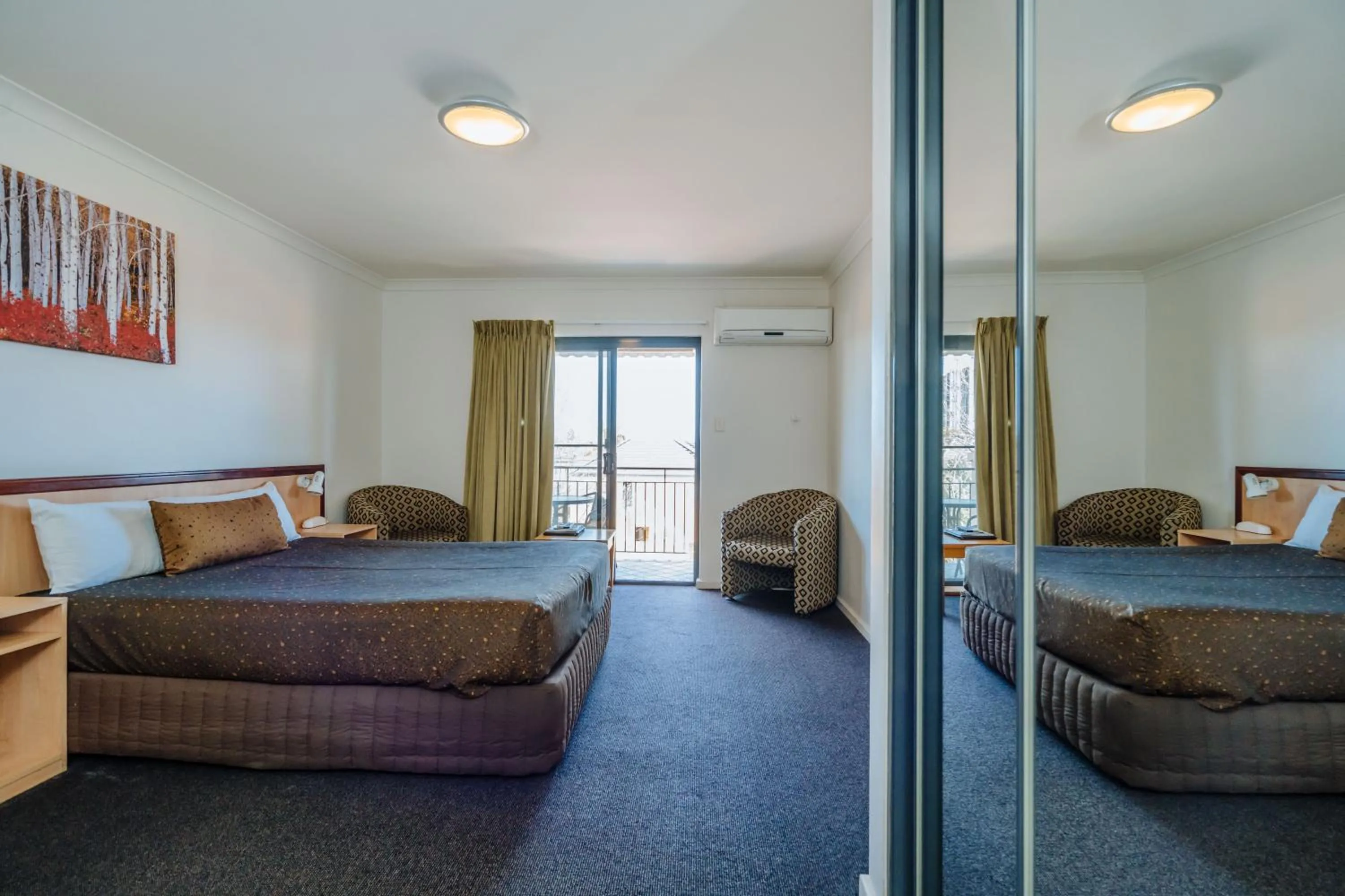 Photo of the whole room, Bed in Canning Bridge Auto Lodge