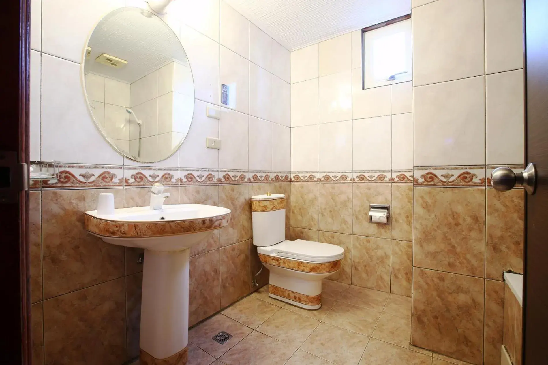 Double or Twin Room with City View in Hua Du Hotel Double or Twin Room with City View in Hua Du Hotel