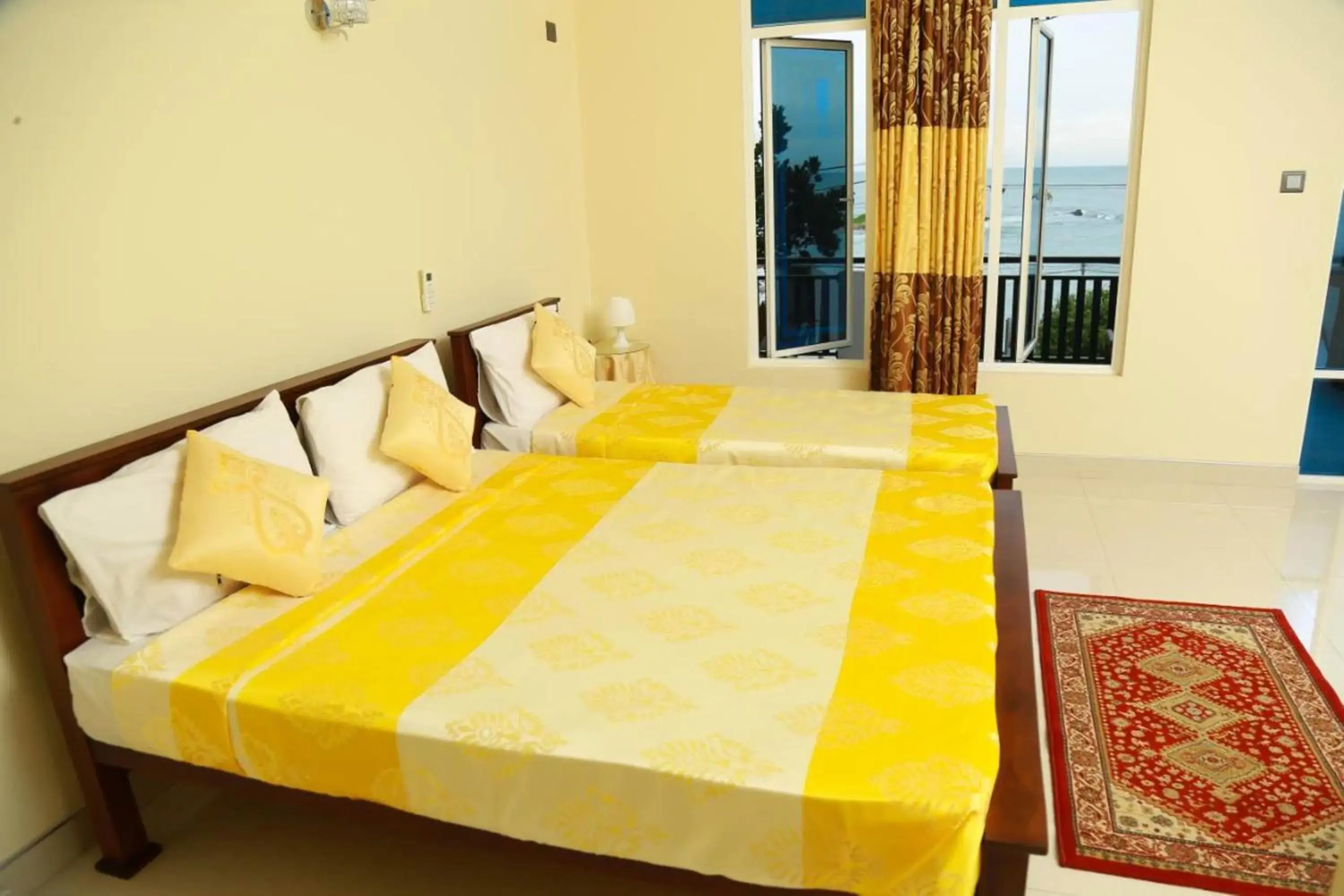 Deluxe Triple Room with Sea View in Queens Beach Hotel Deluxe Triple Room with Sea View in Queens Beach Hotel